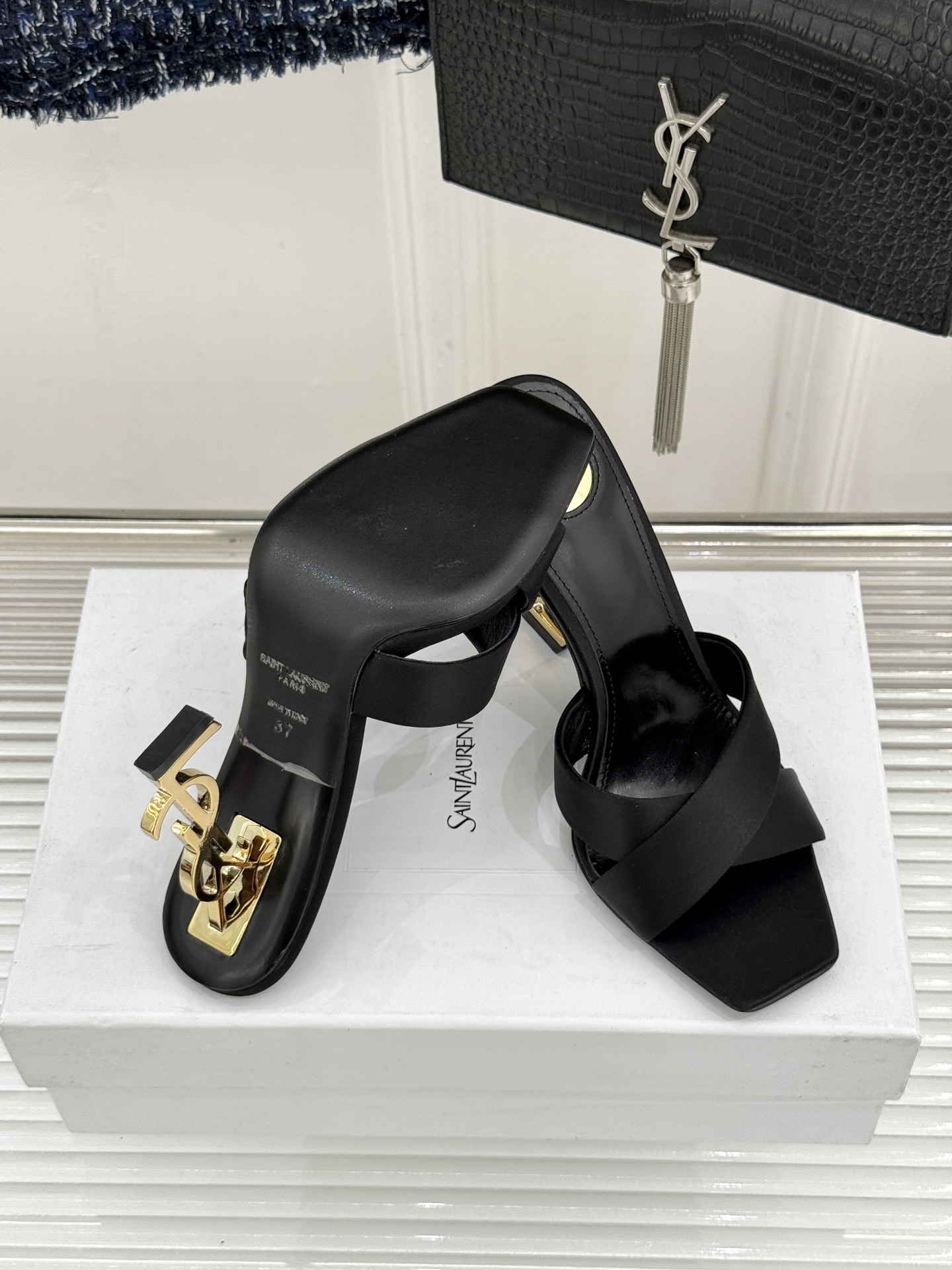 Saint Laurent /圣罗兰YSL经典真丝交叉带字母跟方头高跟拖鞋以巴黎冷艳美学定义高阶慵懒。顺