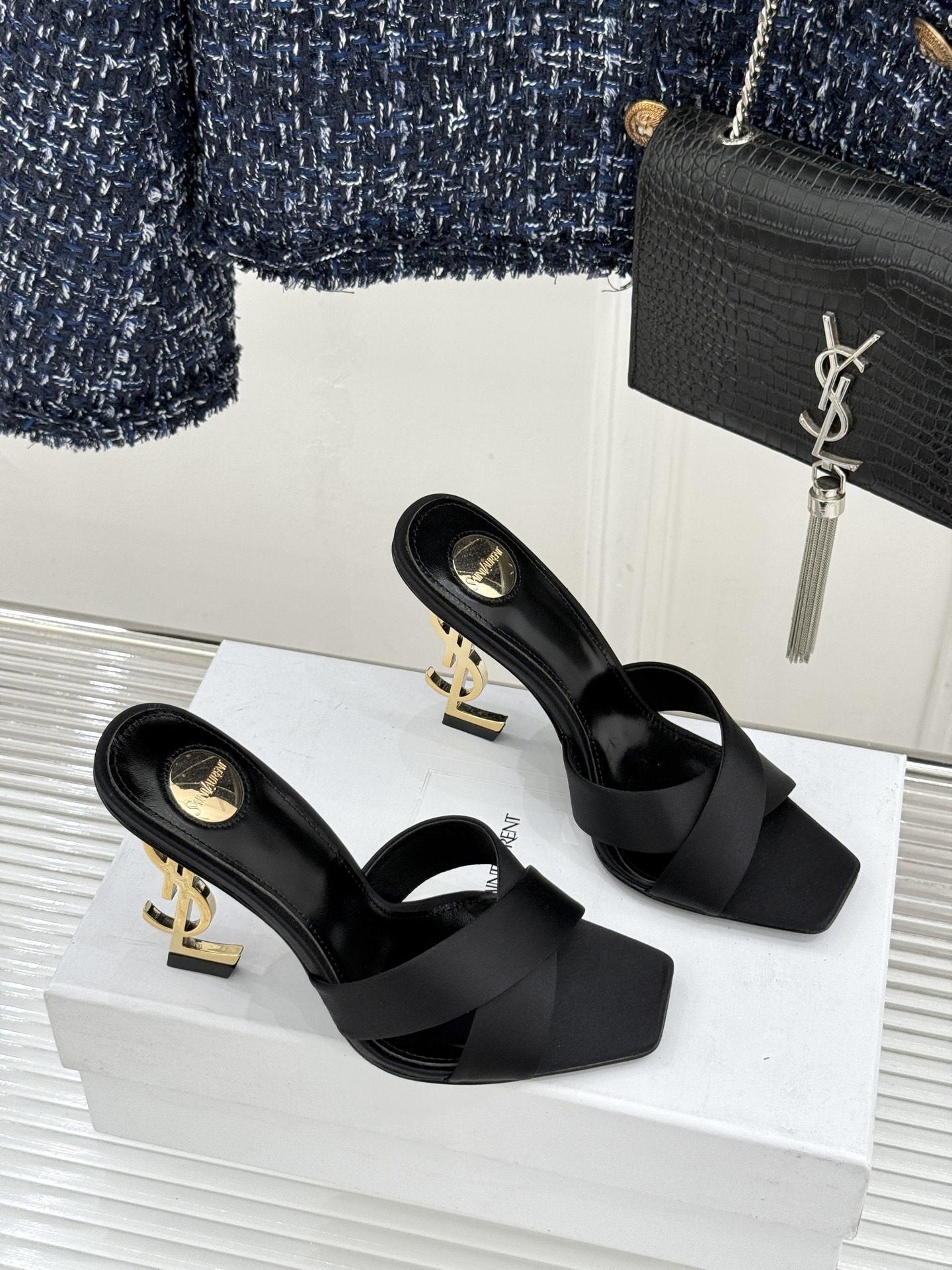 Saint Laurent /圣罗兰YSL经典真丝交叉带字母跟方头高跟拖鞋以巴黎冷艳美学定义高阶慵懒。顺