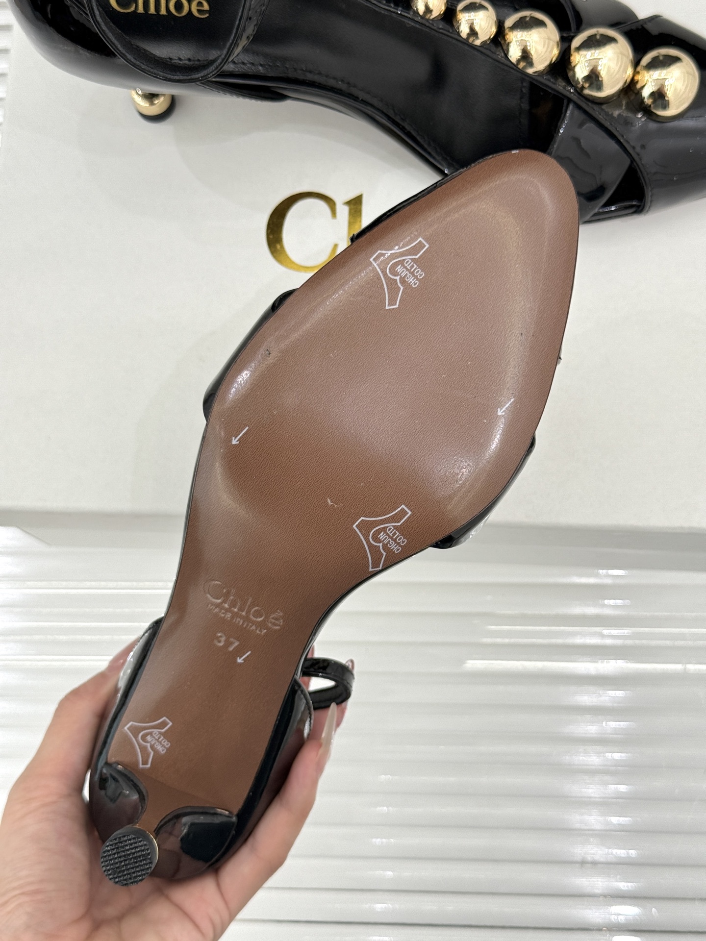 Chloé/蔻依26WF新品Cleia漆皮铆钉镂空T带凉鞋以法式优雅诠释轻奢美学。高光漆皮质感搭配利落尖