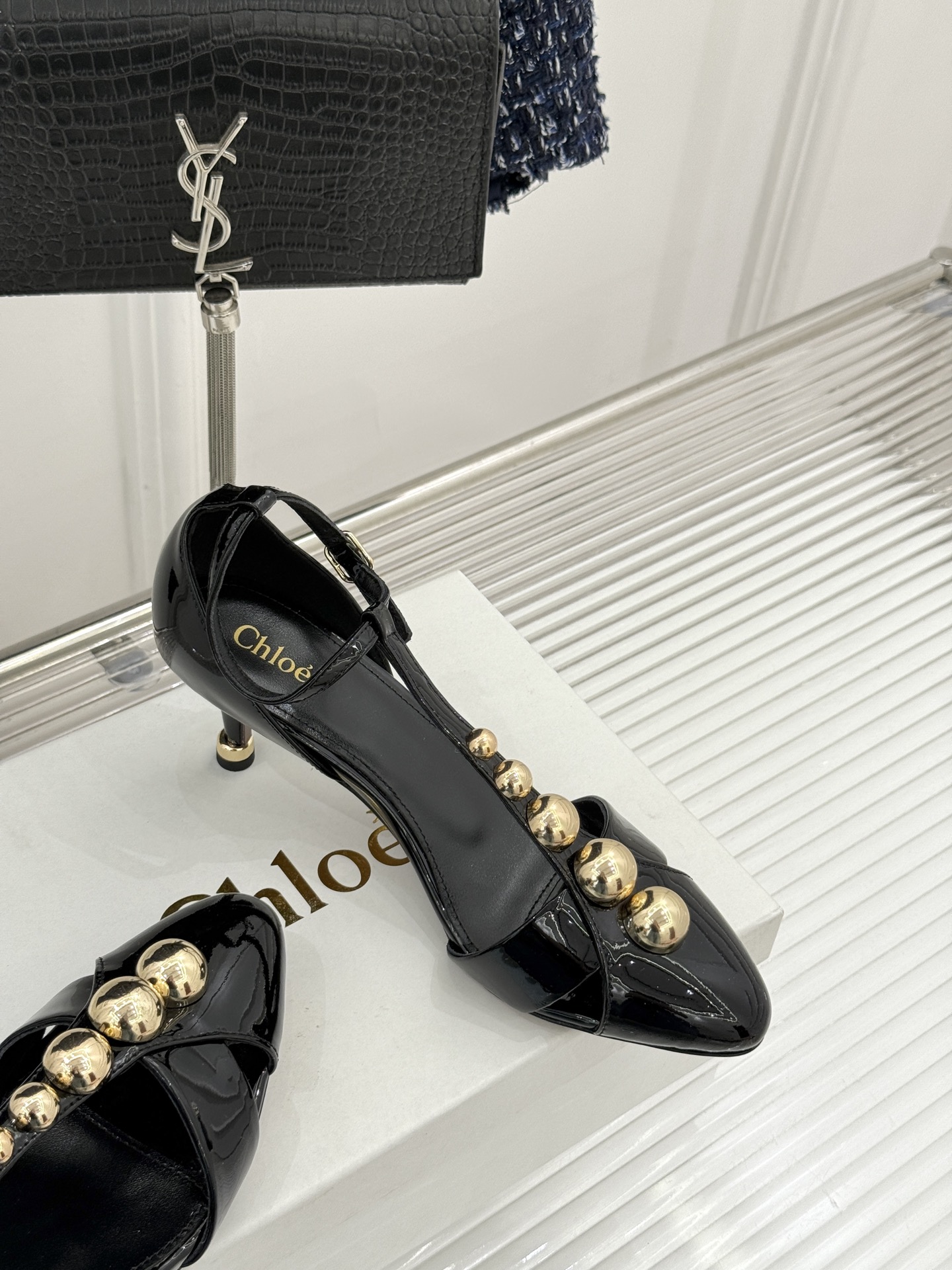 Chloé/蔻依26WF新品Cleia漆皮铆钉镂空T带凉鞋以法式优雅诠释轻奢美学。高光漆皮质感搭配利落尖