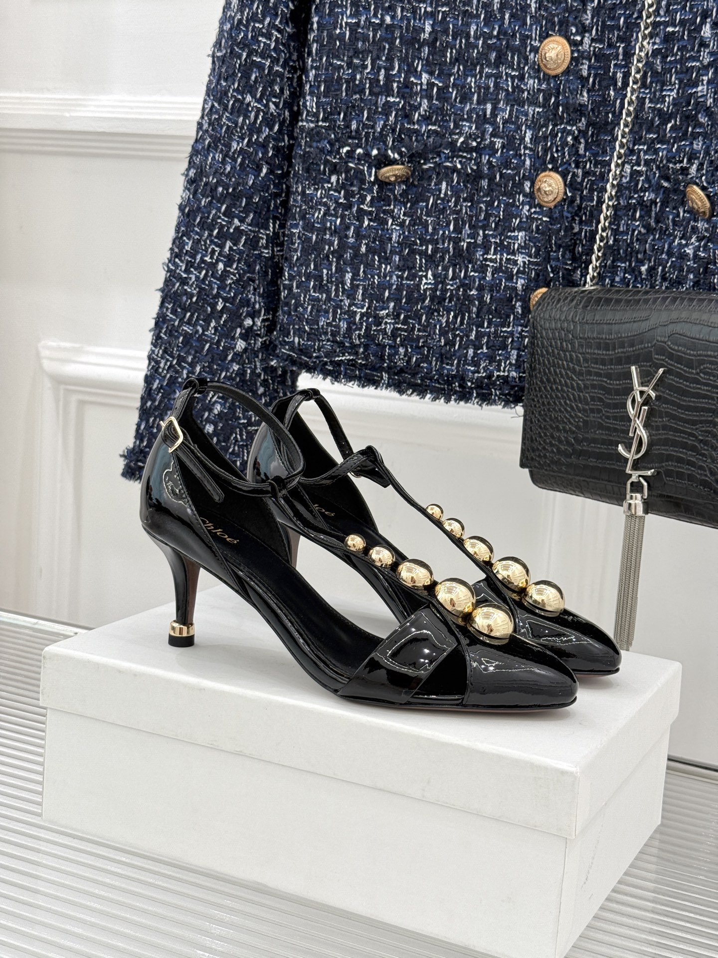 Chloé/蔻依26WF新品Cleia漆皮铆钉镂空T带凉鞋以法式优雅诠释轻奢美学。高光漆皮质感搭配利落尖