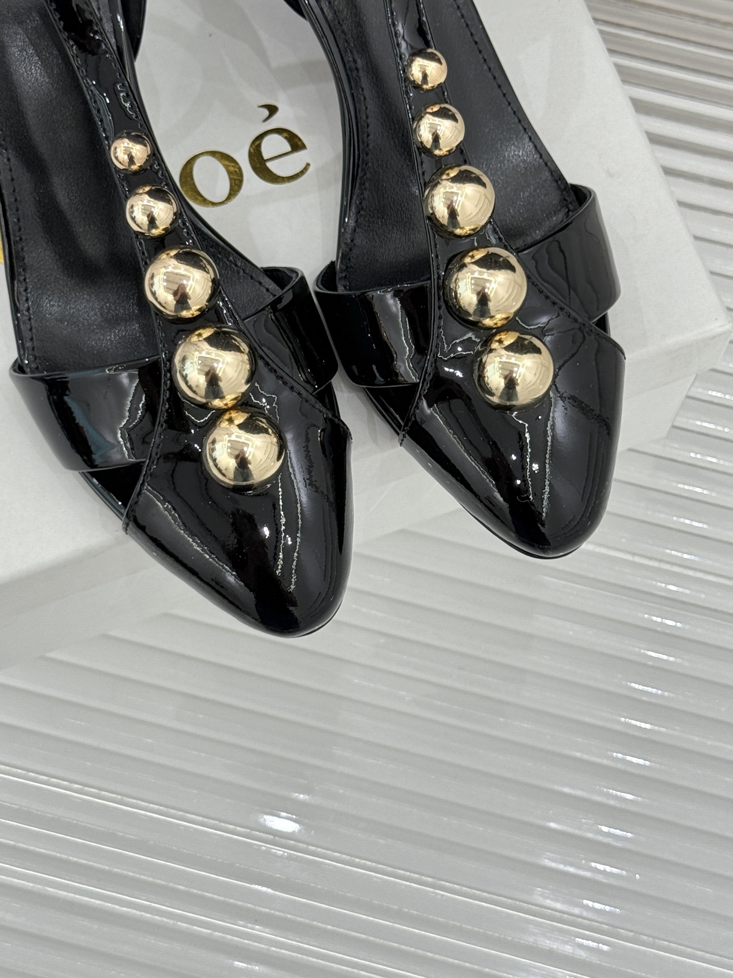 Chloé/蔻依26WF新品Cleia漆皮铆钉镂空T带凉鞋以法式优雅诠释轻奢美学。高光漆皮质感搭配利落尖