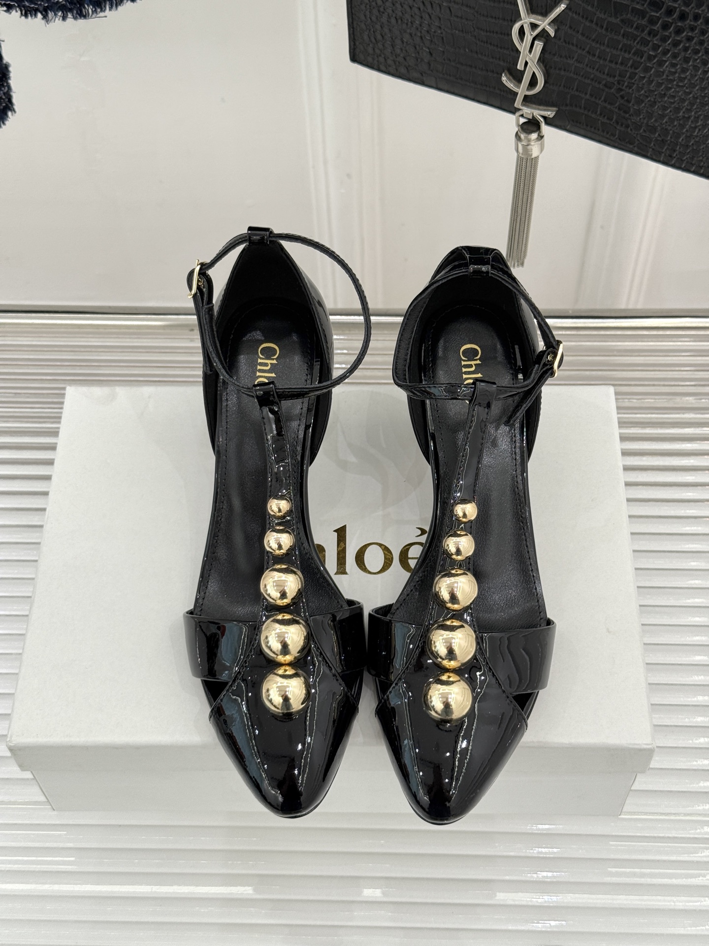 Chloé/蔻依26WF新品Cleia漆皮铆钉镂空T带凉鞋以法式优雅诠释轻奢美学。高光漆皮质感搭配利落尖