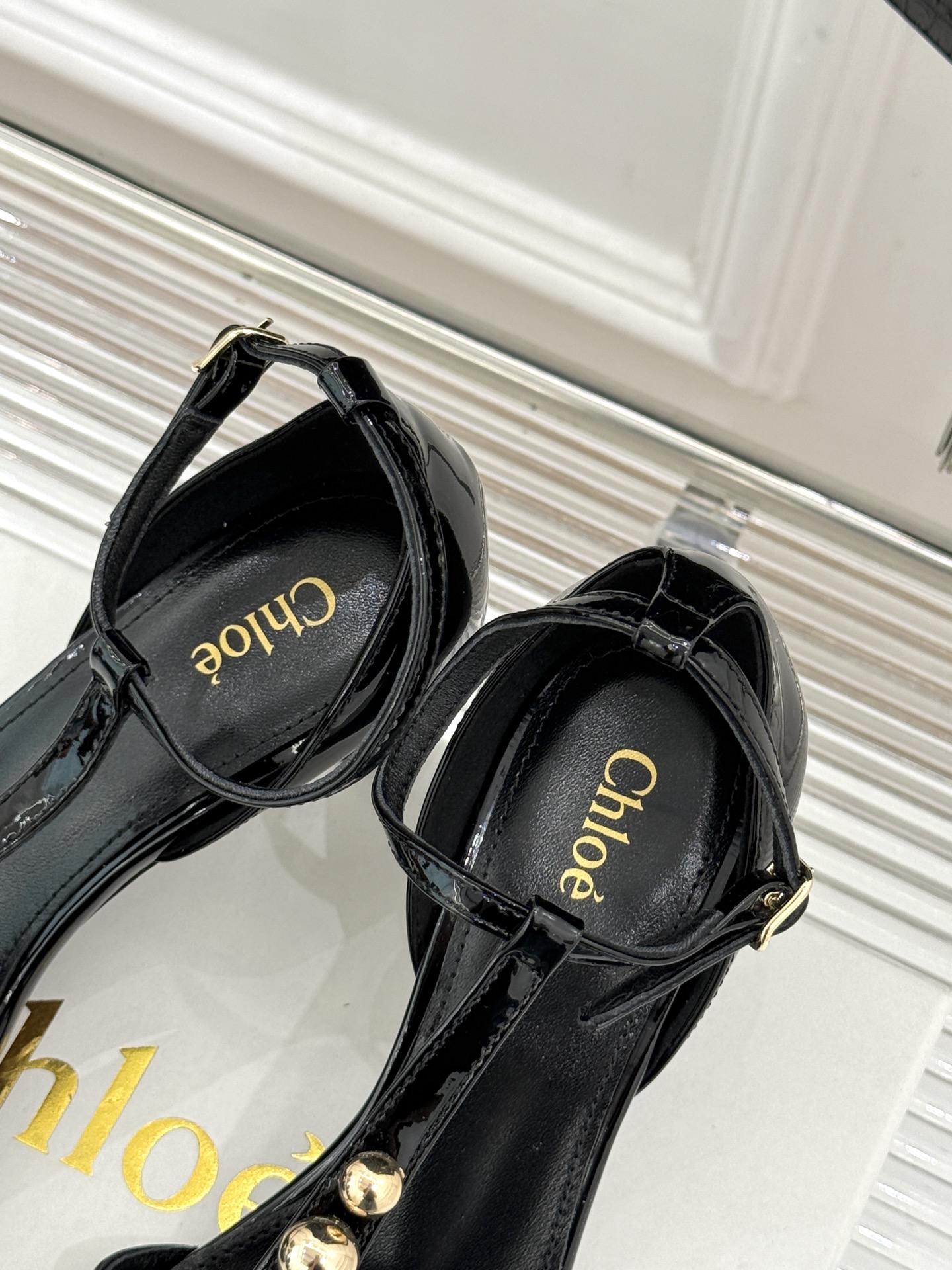 Chloé/蔻依26WF新品Cleia漆皮铆钉镂空T带凉鞋以法式优雅诠释轻奢美学。高光漆皮质感搭配利落尖