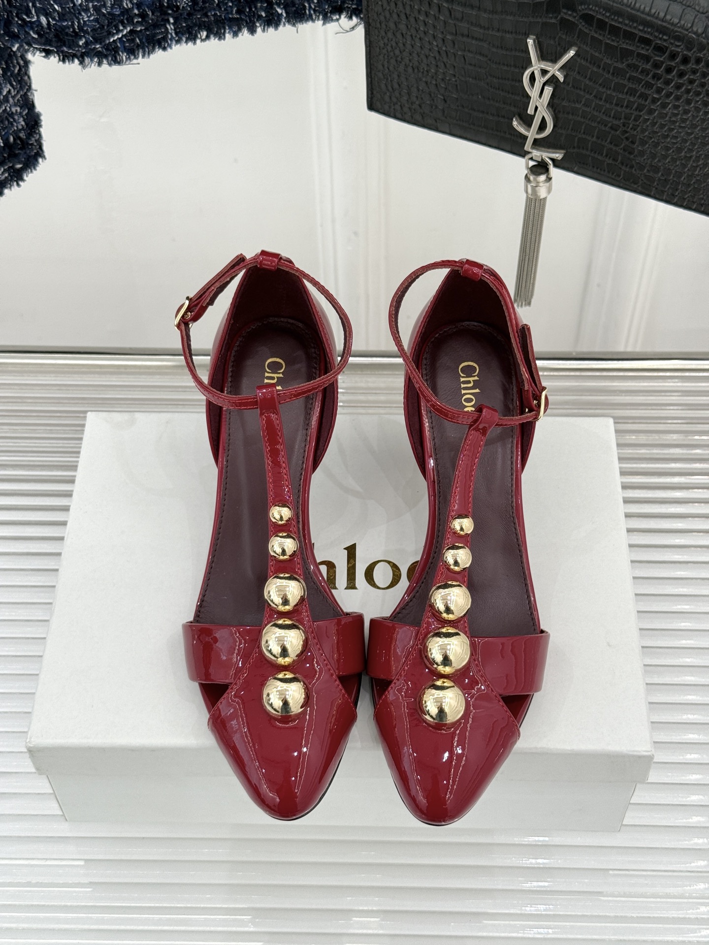 Chloé/蔻依26WF新品Cleia漆皮铆钉镂空T带凉鞋以法式优雅诠释轻奢美学。高光漆皮质感搭配利落尖