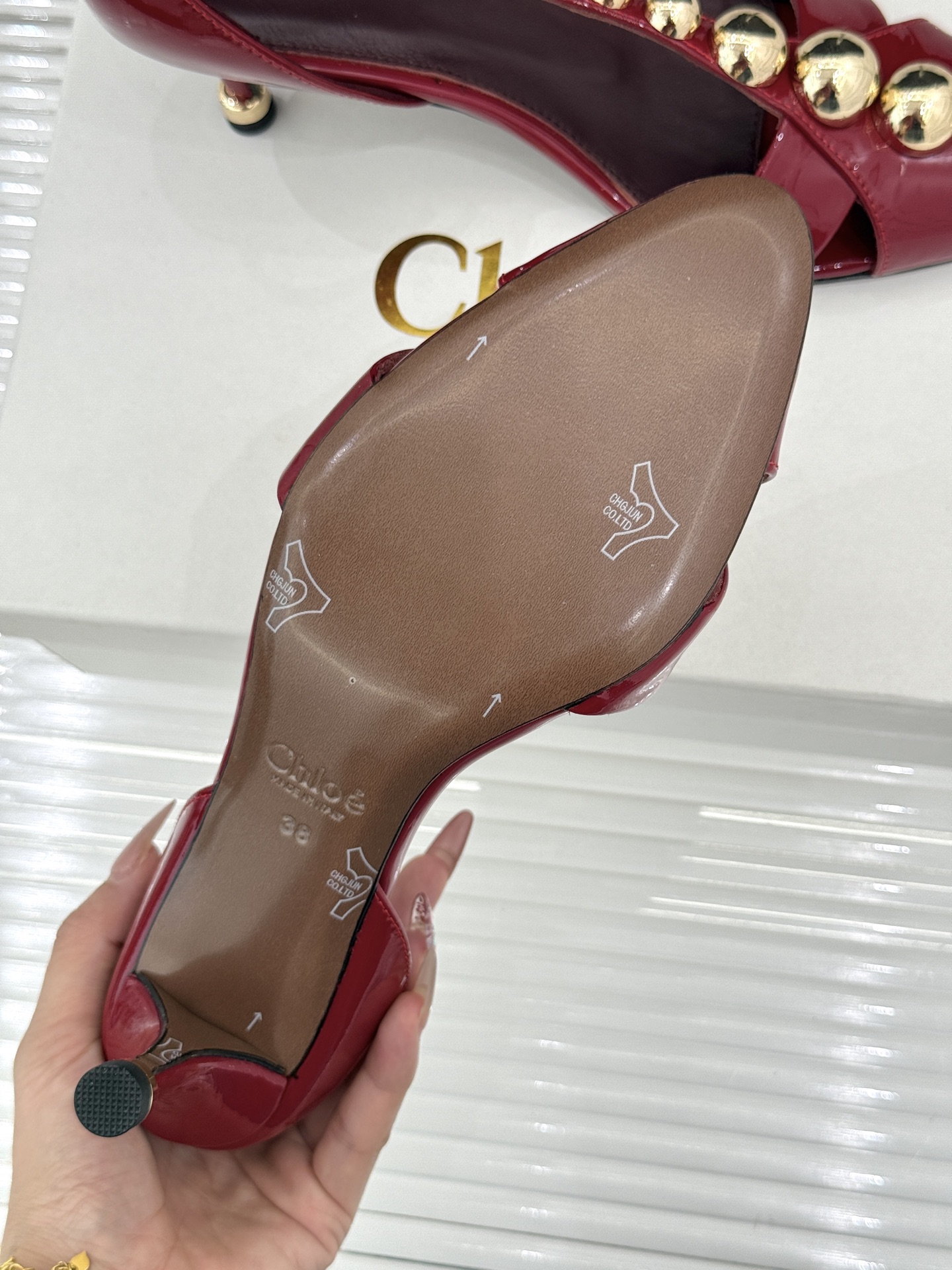 Chloé/蔻依26WF新品Cleia漆皮铆钉镂空T带凉鞋以法式优雅诠释轻奢美学。高光漆皮质感搭配利落尖