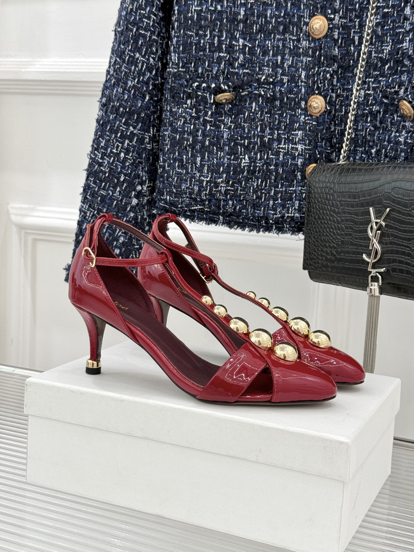 Chloé/蔻依26WF新品Cleia漆皮铆钉镂空T带凉鞋以法式优雅诠释轻奢美学。高光漆皮质感搭配利落尖