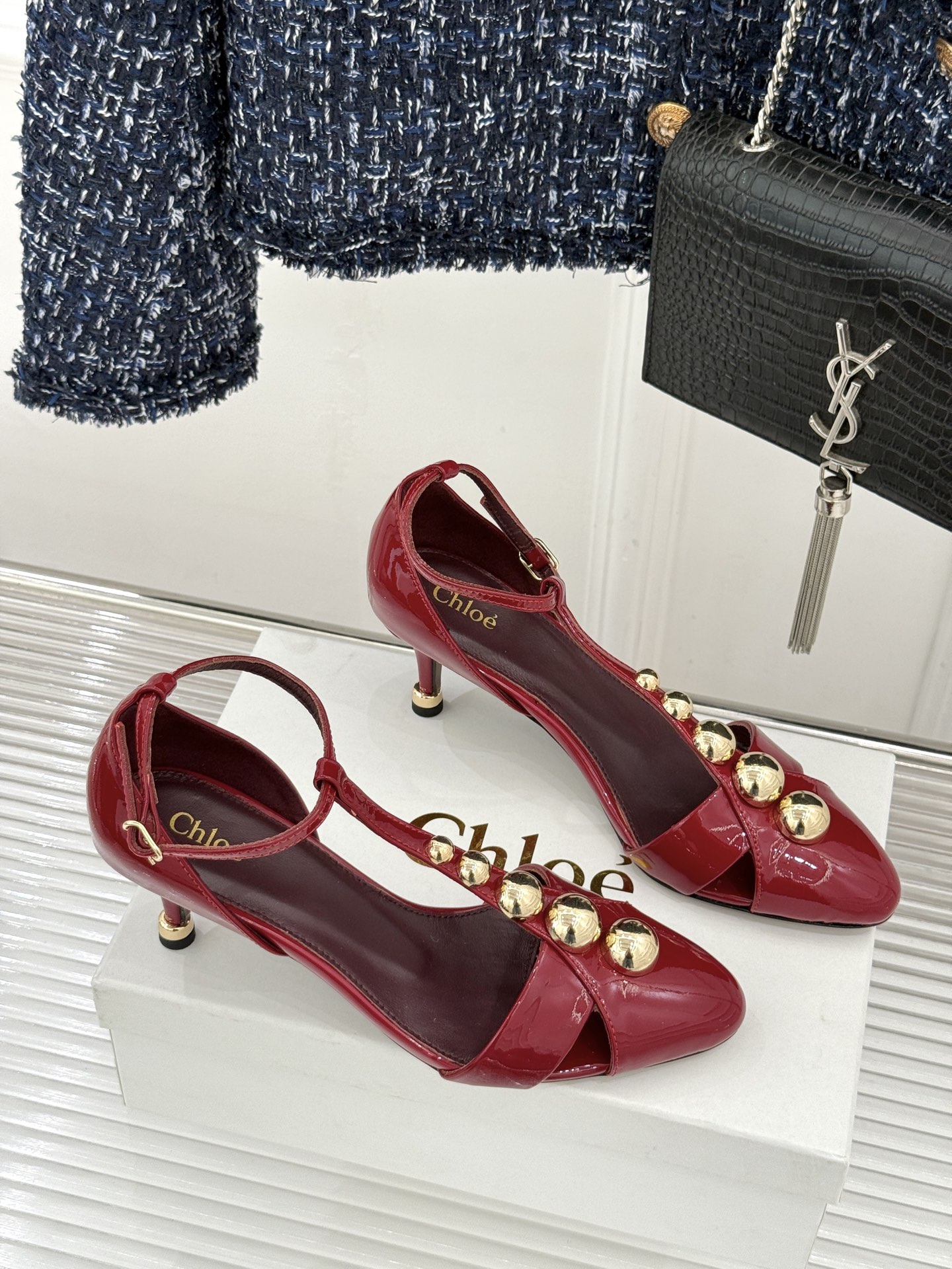 Chloé/蔻依26WF新品Cleia漆皮铆钉镂空T带凉鞋以法式优雅诠释轻奢美学。高光漆皮质感搭配利落尖