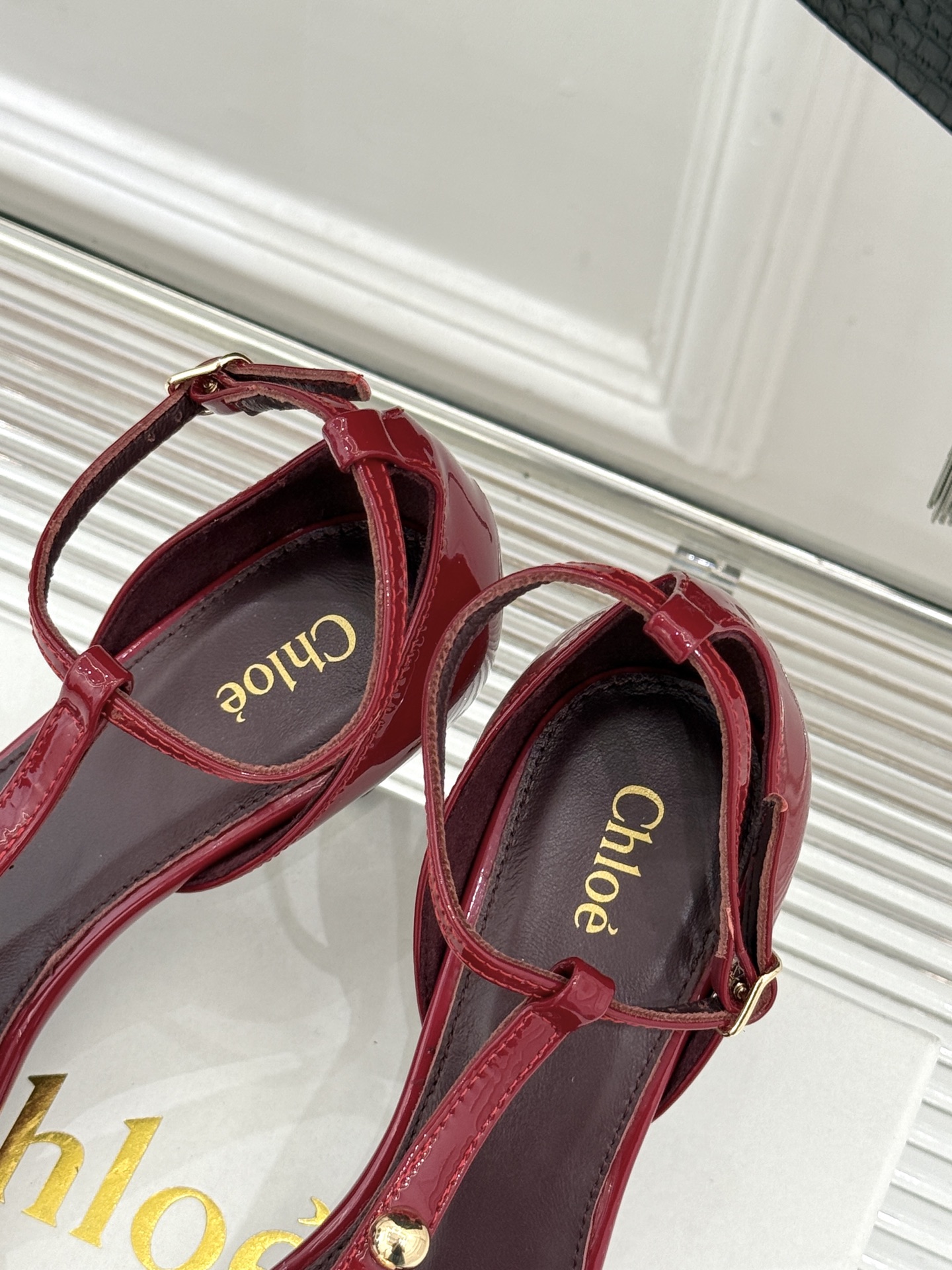 Chloé/蔻依26WF新品Cleia漆皮铆钉镂空T带凉鞋以法式优雅诠释轻奢美学。高光漆皮质感搭配利落尖