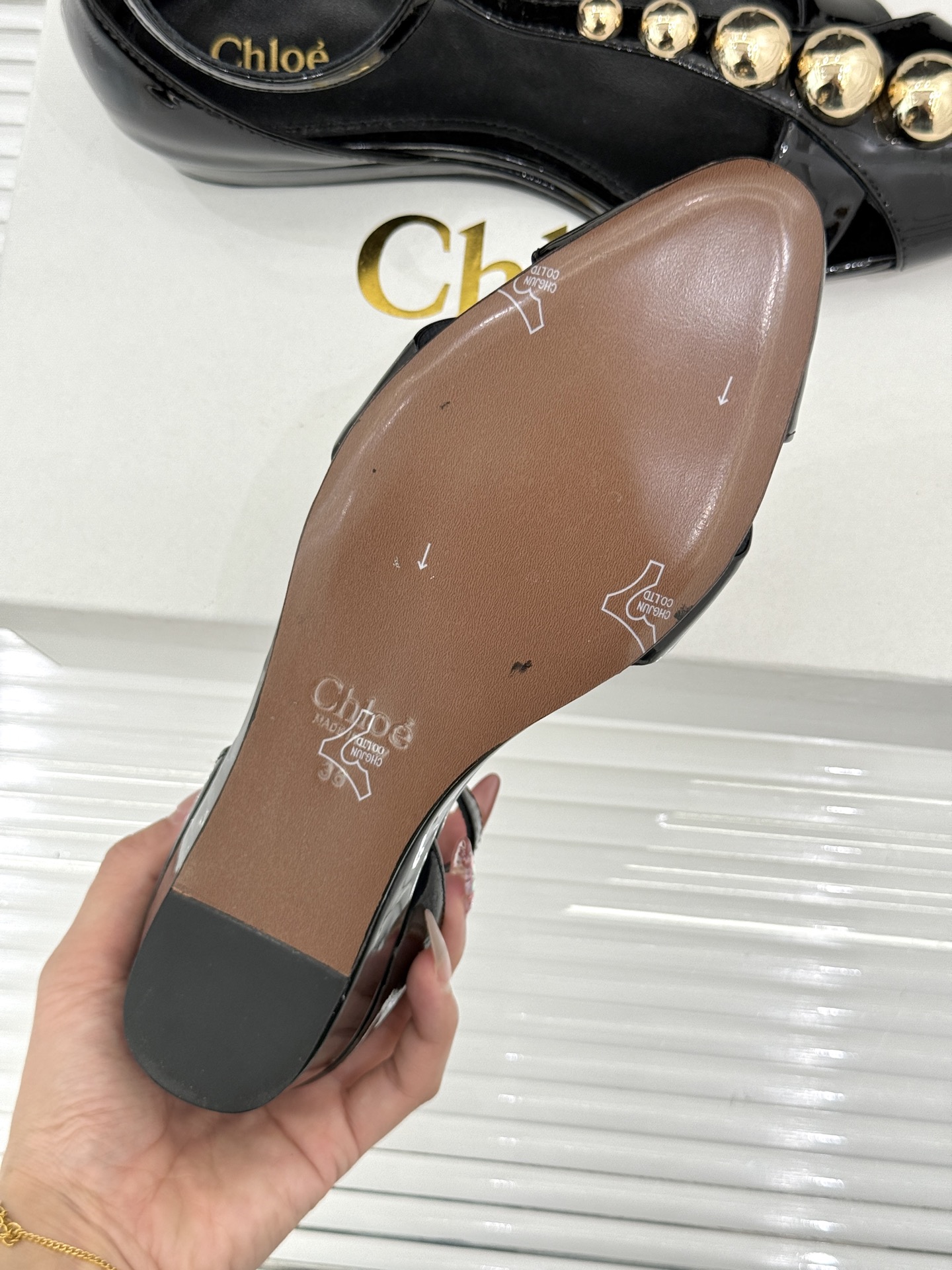 Chloé/蔻依26WF新品Cleia漆皮铆钉镂空T带凉鞋以法式优雅诠释轻奢美学。高光漆皮质感搭配利落尖