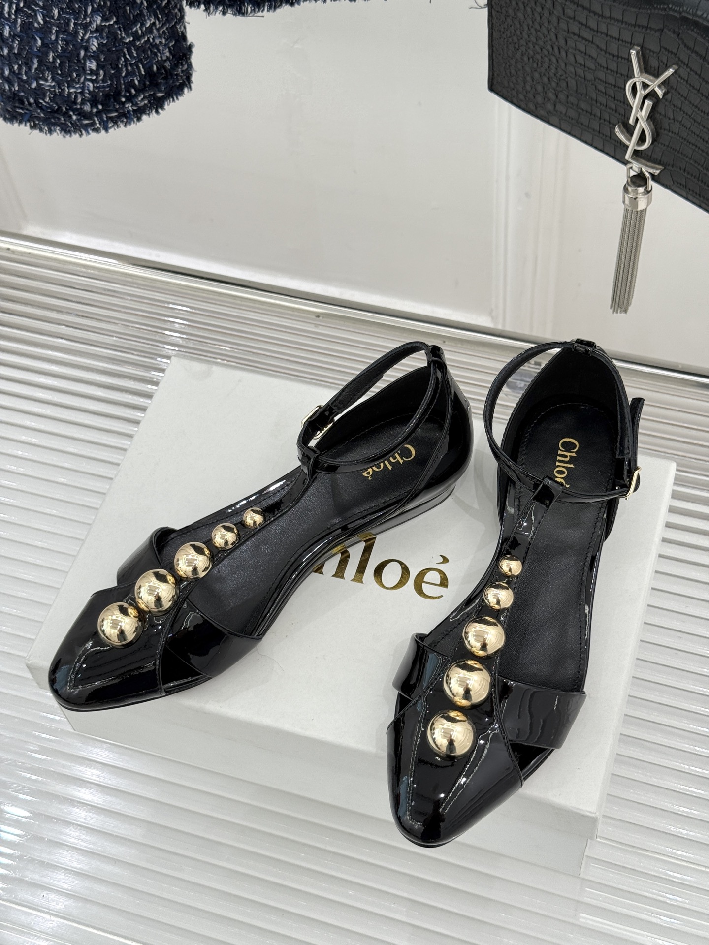 Chloé/蔻依26WF新品Cleia漆皮铆钉镂空T带凉鞋以法式优雅诠释轻奢美学。高光漆皮质感搭配利落尖