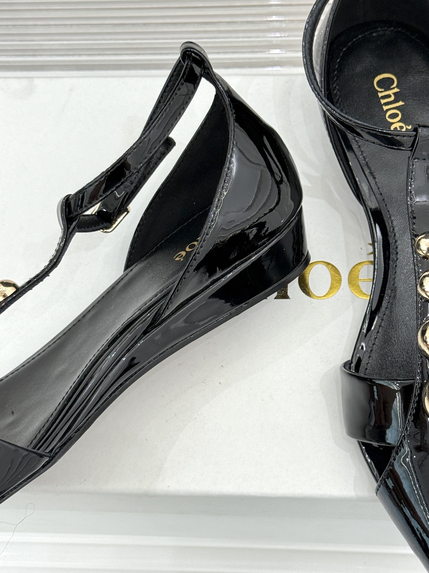 Chloé/蔻依26WF新品Cleia漆皮铆钉镂空T带凉鞋以法式优雅诠释轻奢美学。高光漆皮质感搭配利落尖