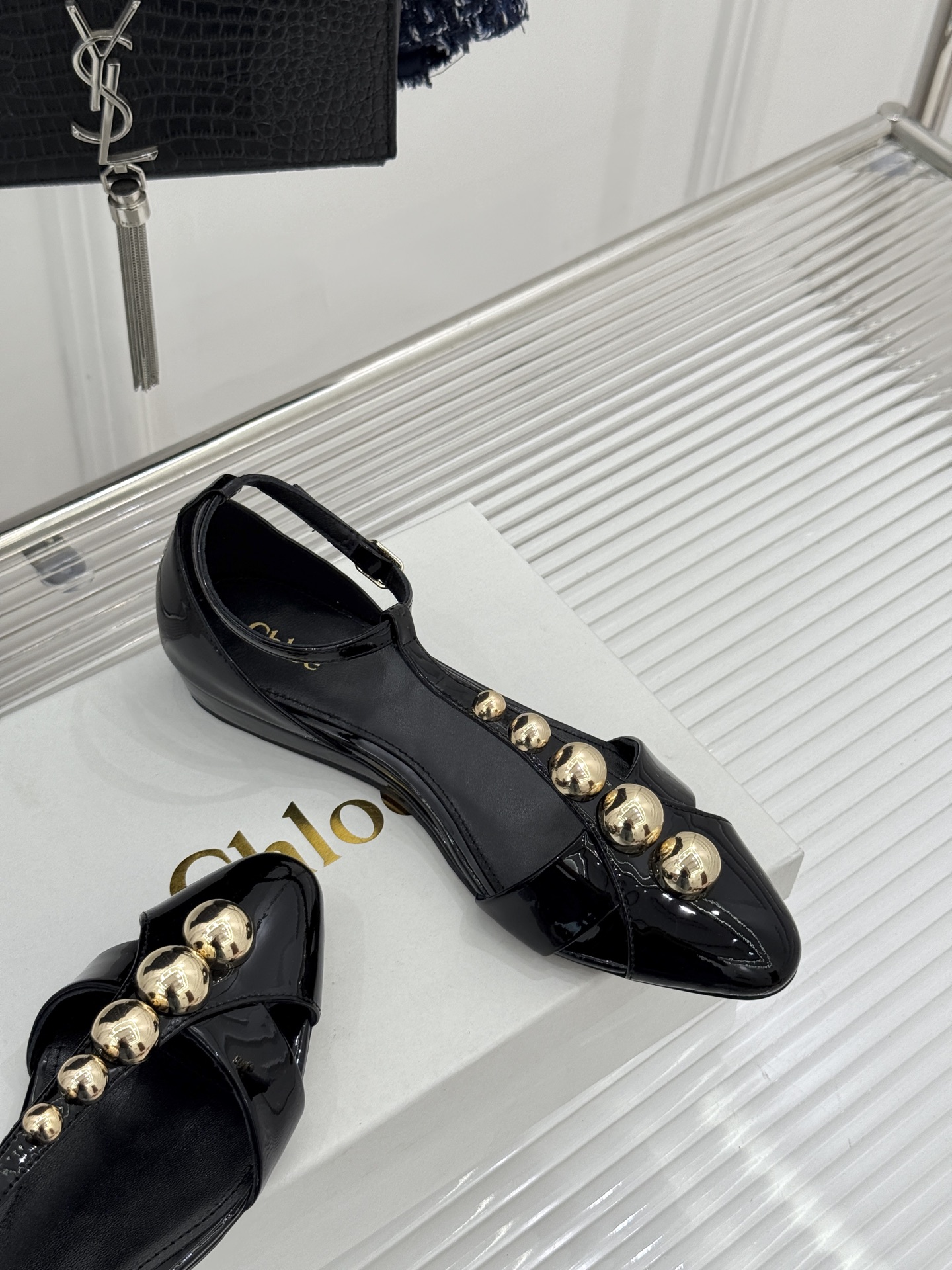 Chloé/蔻依26WF新品Cleia漆皮铆钉镂空T带凉鞋以法式优雅诠释轻奢美学。高光漆皮质感搭配利落尖