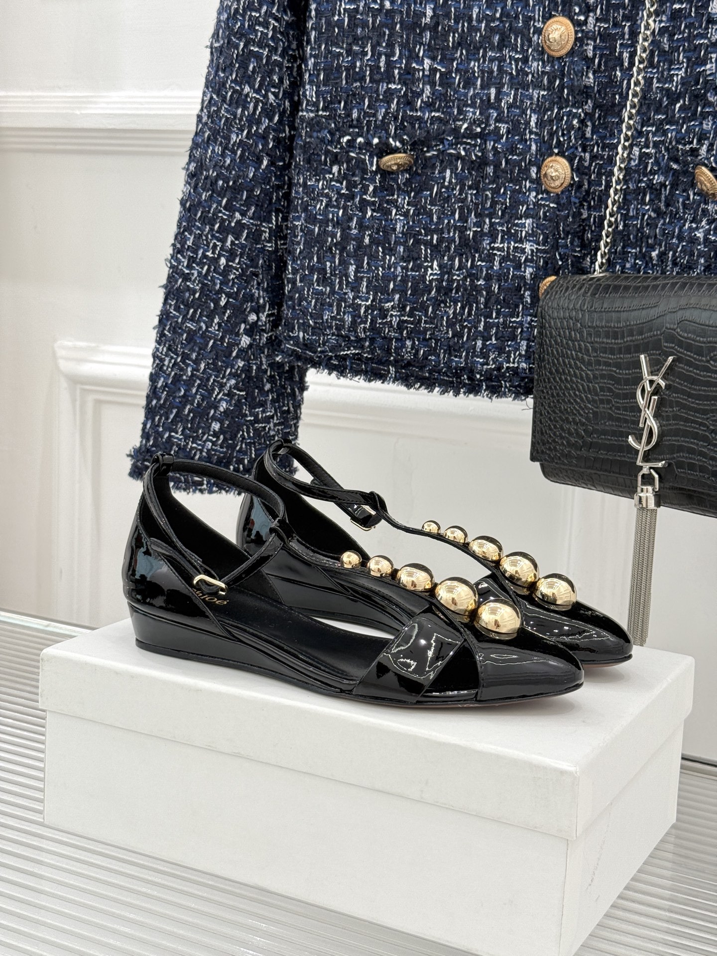 NO:748556,Chloé/Chloé 26WF new Cleia patent leather rivet hollow T-strap sandals interpret light luxury aesthetics with French elegance. High-gloss patent leather texture with neat pointed toes to modify the foot shape. Classic T-shaped thin strap with hollow design, light, breathable and neat lines. Warm golden rivets are orderly embellished, unobtrusive but with high-gloss texture. Echoing the adjustable ankle buckle, hidden brand exquisite details, full of high-end feeling  The flat-soled/high-heeled version combines comfort and aura. It is simple and capable when worn with a suit for commuting. It is gentle and romantic when paired with a skirt, seamlessly switching from daily life to dating. Simple but not simple, high-end and eye-catching, it is a timeless French soul item in the shoe cabinet. The fabric is made of original customized materials. The lining of the tiptoe is all sheepskin. The Italian imported genuine leather outsole size35-39 (customized for 40/41)  No. 98620260309, high heels sandals, chloe, sandals, high heels, skirts, business suit, sheepskin, Leather soles19860909Chloé/蔻依26WF新品Cleia漆皮 铆钉镂空T带凉鞋 以法式优雅诠释轻奢美学. 高光漆皮质感搭配利落尖头修饰脚型 经典T型细带搭配镂空设计 轻盈透气又显利落线条. 温润金色铆钉有序点缀 不张扬却自带高光质感 与脚踝可调节扣环呼应, 暗藏品牌精致细节 高级感满满 平底/高跟双版本兼顾舒适与气场 通勤配西装简约干练 搭裙装温柔浪漫, 从日常到约会无缝切换. 简约不简单 高级又耐看 是鞋柜里永不过时的法式灵魂单品. 面料采用原版定制材质 内里踮脚均为羊皮 意大利进口真皮大底 size35-39（40/41定制） 编号98620260309,高跟鞋凉鞋,chloe,sandals,high heels,skirts,business suit,sheepskin,Leather soles,Women's Shoes