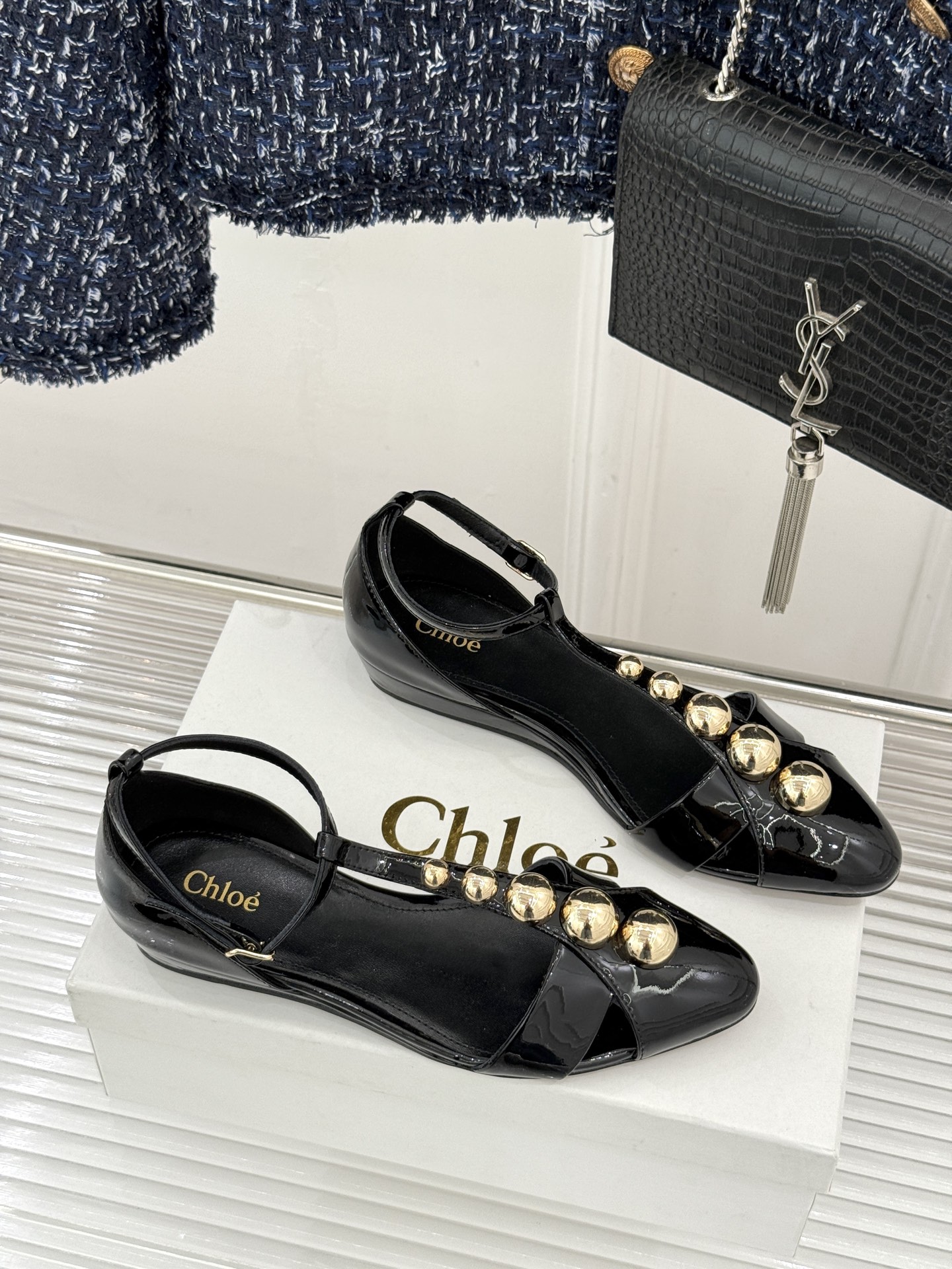 Chloé/蔻依26WF新品Cleia漆皮铆钉镂空T带凉鞋以法式优雅诠释轻奢美学。高光漆皮质感搭配利落尖