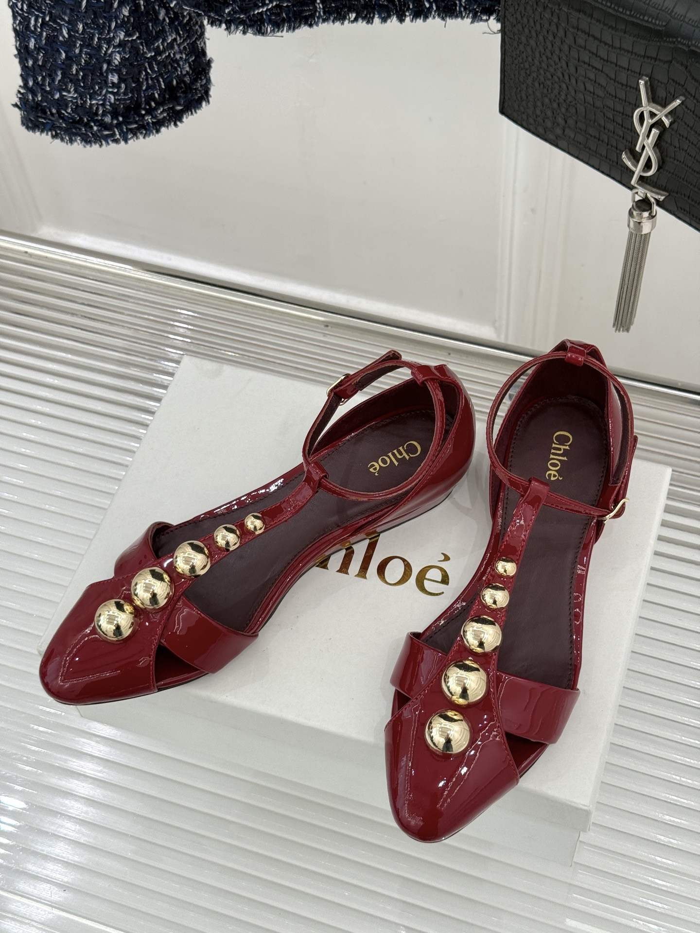 Chloé/蔻依26WF新品Cleia漆皮铆钉镂空T带凉鞋以法式优雅诠释轻奢美学。高光漆皮质感搭配利落尖