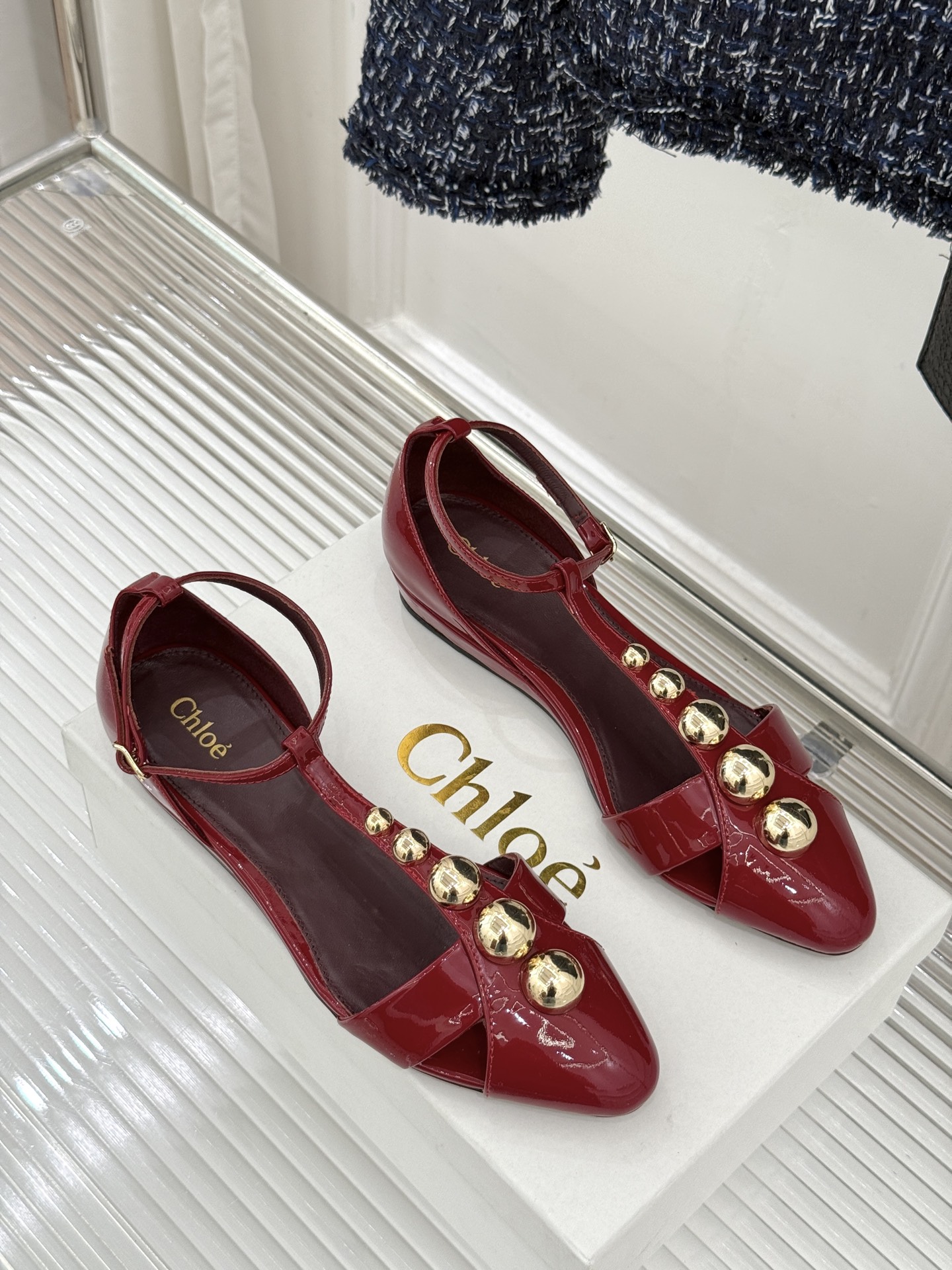 Chloé/蔻依26WF新品Cleia漆皮铆钉镂空T带凉鞋以法式优雅诠释轻奢美学。高光漆皮质感搭配利落尖