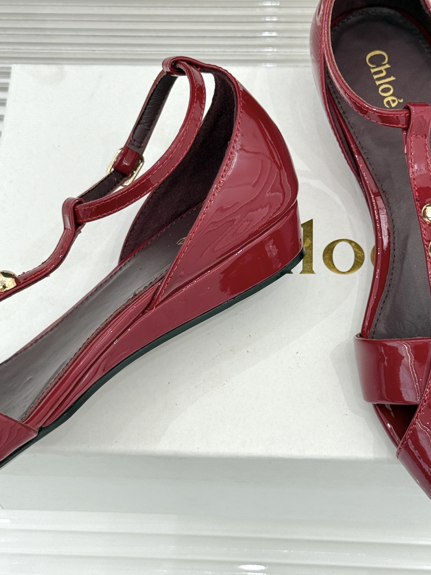 Chloé/蔻依26WF新品Cleia漆皮铆钉镂空T带凉鞋以法式优雅诠释轻奢美学。高光漆皮质感搭配利落尖