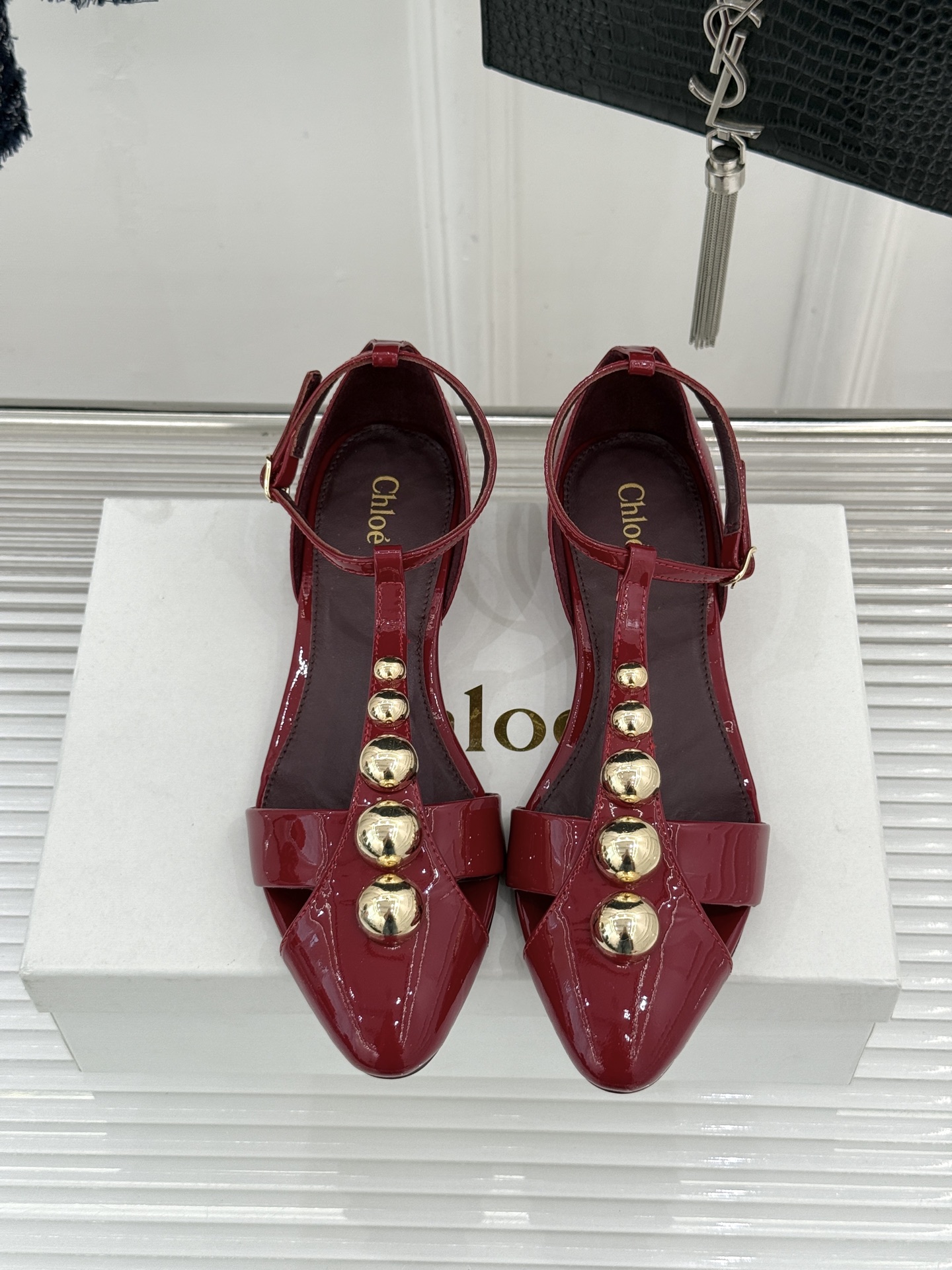 Chloé/蔻依26WF新品Cleia漆皮铆钉镂空T带凉鞋以法式优雅诠释轻奢美学。高光漆皮质感搭配利落尖