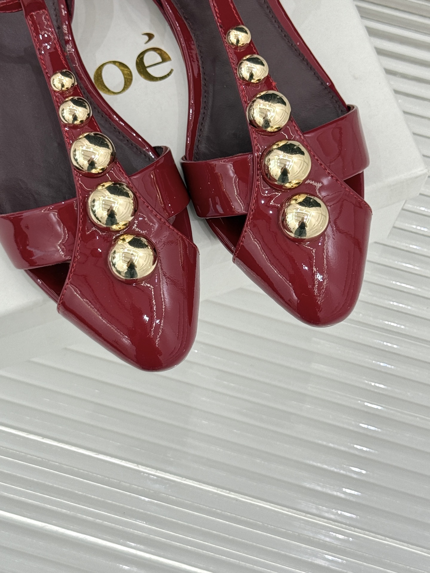 Chloé/蔻依26WF新品Cleia漆皮铆钉镂空T带凉鞋以法式优雅诠释轻奢美学。高光漆皮质感搭配利落尖