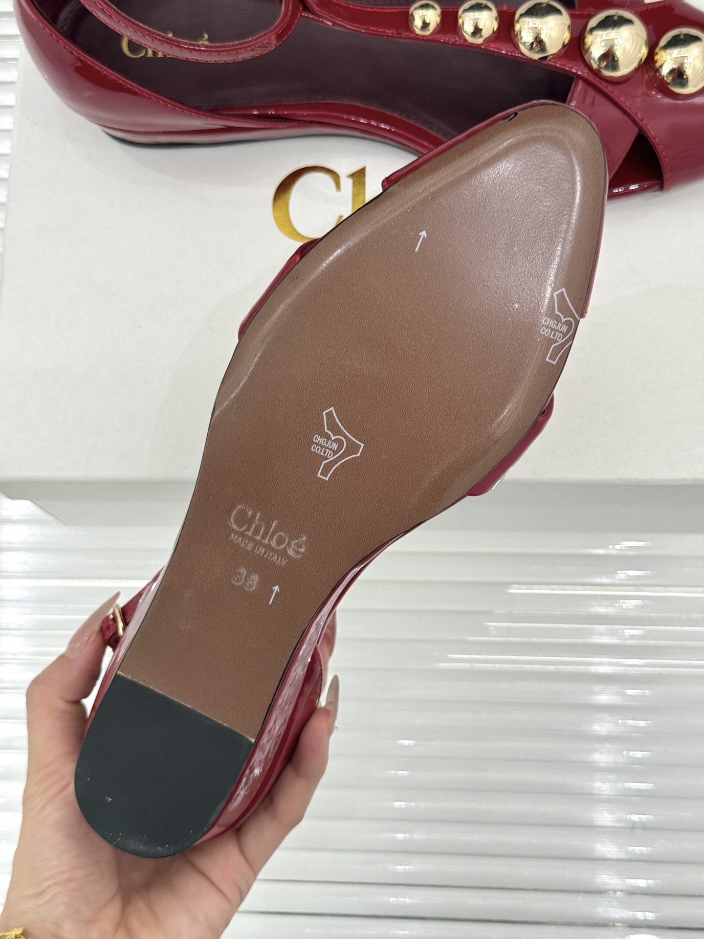 Chloé/蔻依26WF新品Cleia漆皮铆钉镂空T带凉鞋以法式优雅诠释轻奢美学。高光漆皮质感搭配利落尖