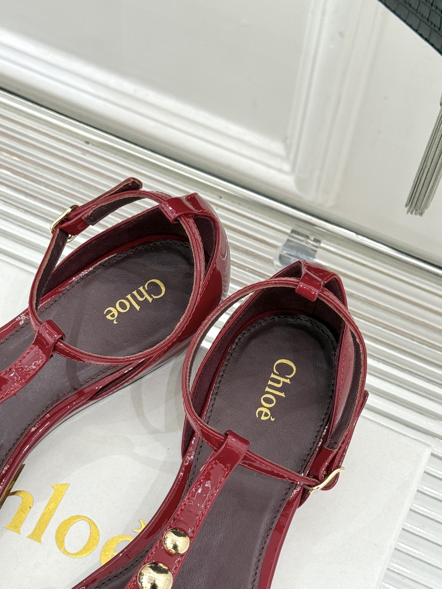 Chloé/蔻依26WF新品Cleia漆皮铆钉镂空T带凉鞋以法式优雅诠释轻奢美学。高光漆皮质感搭配利落尖