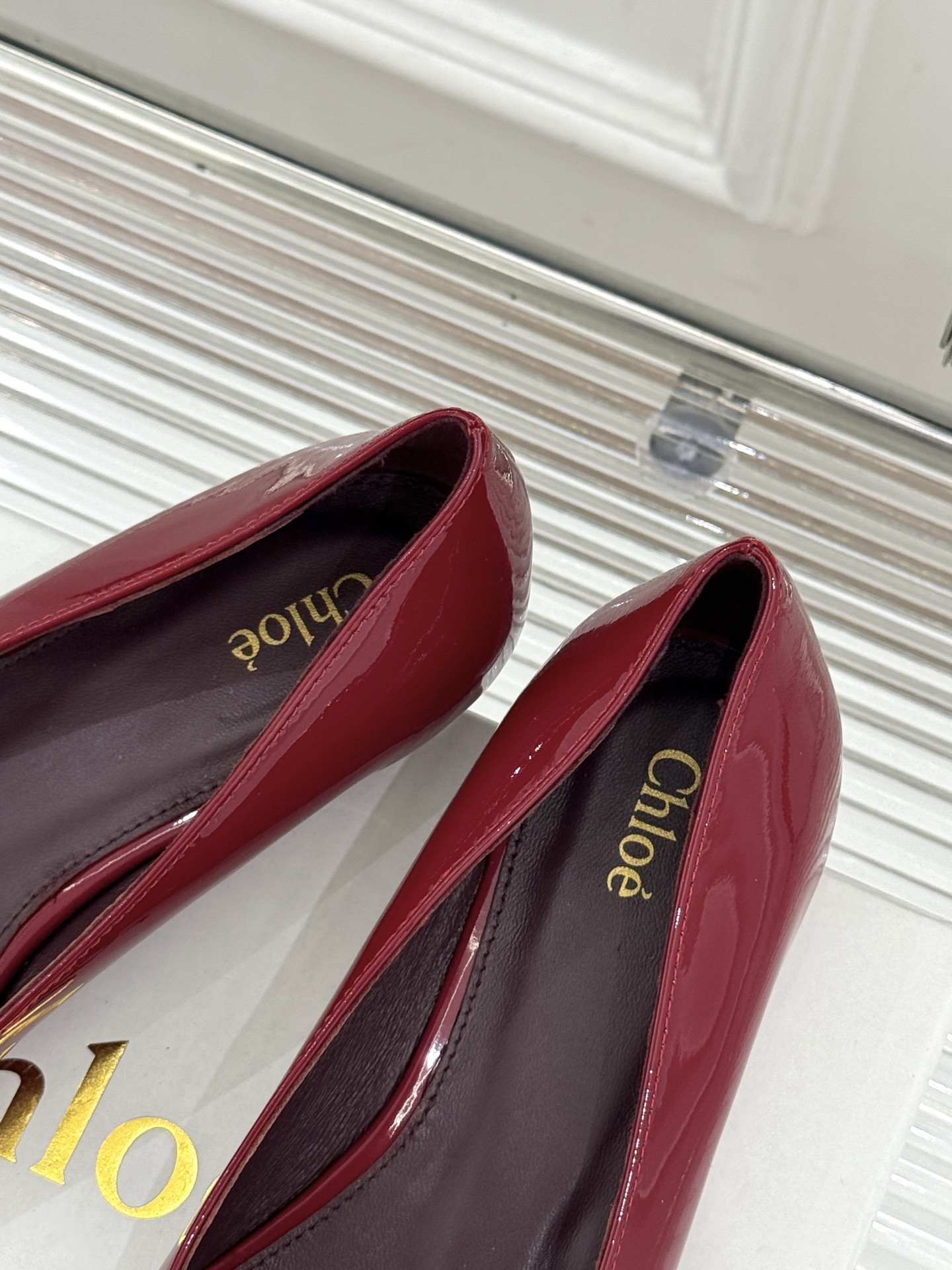 Chloé /蔻依26WF新品极简漆皮平底/高跟单鞋以法式简约重塑优雅日常。甄选高光漆皮打造 光泽温润细