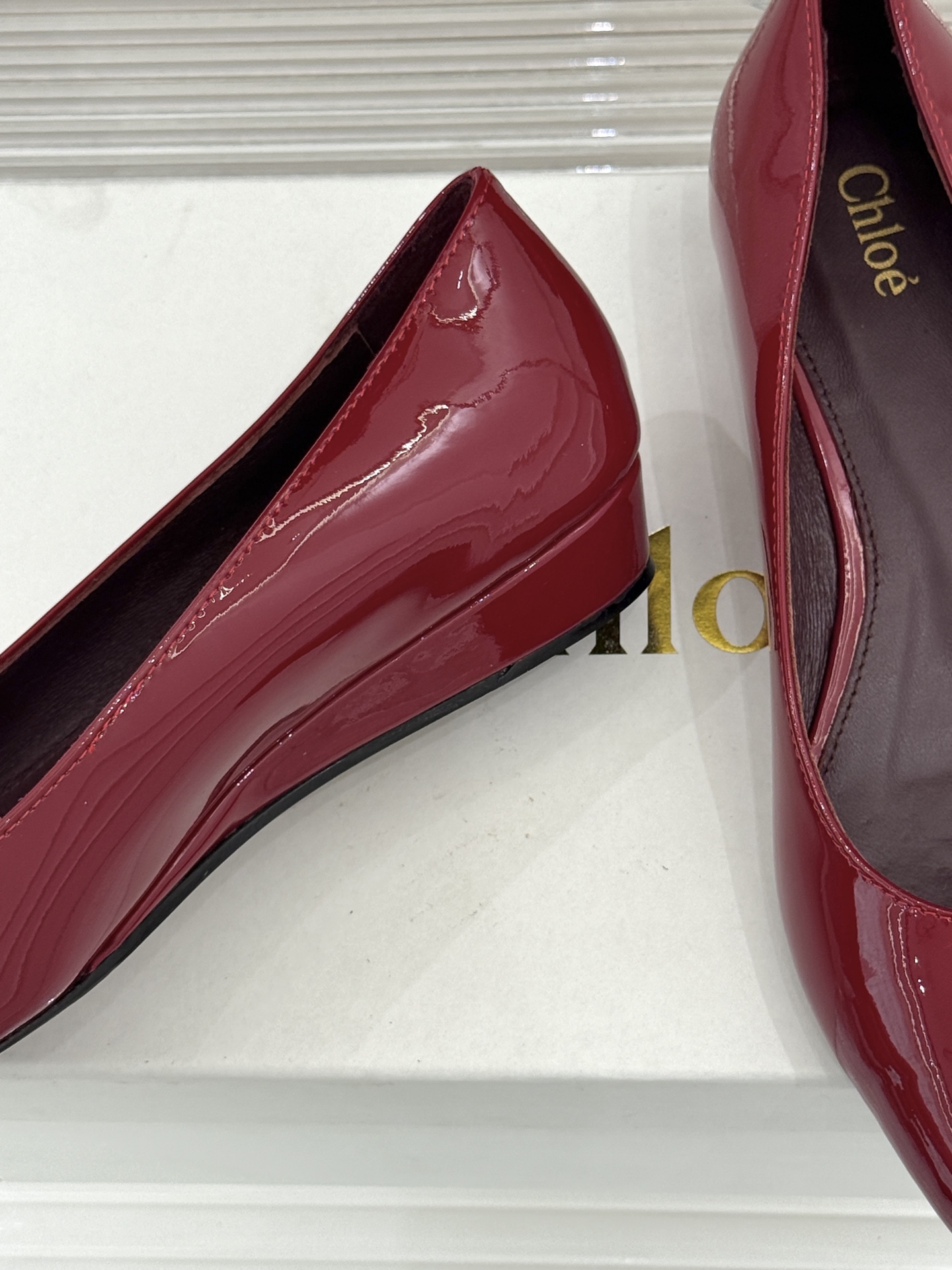 Chloé /蔻依26WF新品极简漆皮平底/高跟单鞋以法式简约重塑优雅日常。甄选高光漆皮打造 光泽温润细