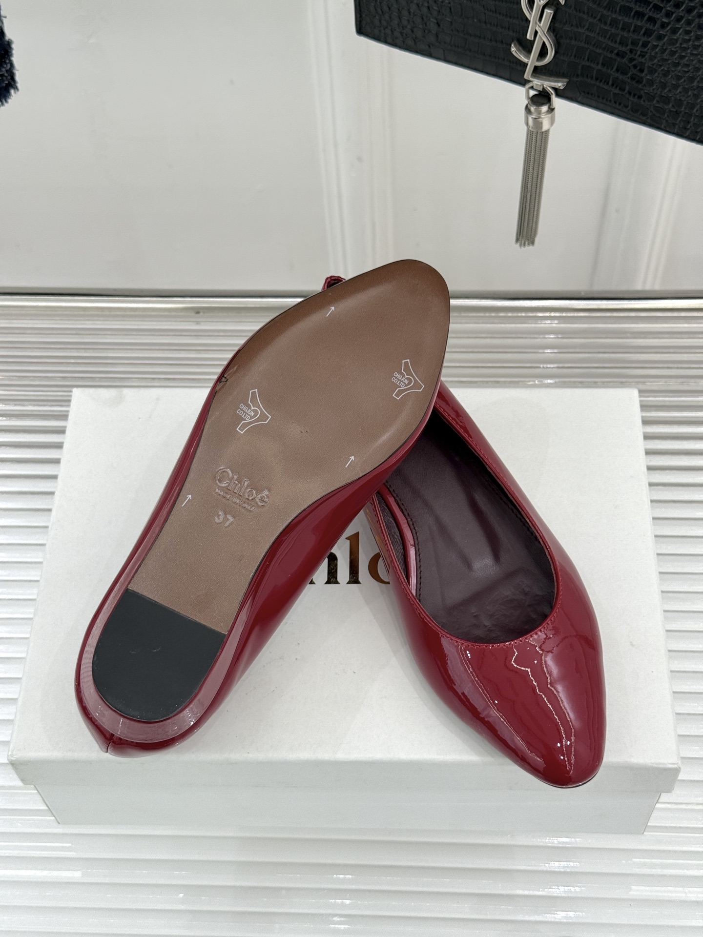 Chloé /蔻依26WF新品极简漆皮平底/高跟单鞋以法式简约重塑优雅日常。甄选高光漆皮打造 光泽温润细