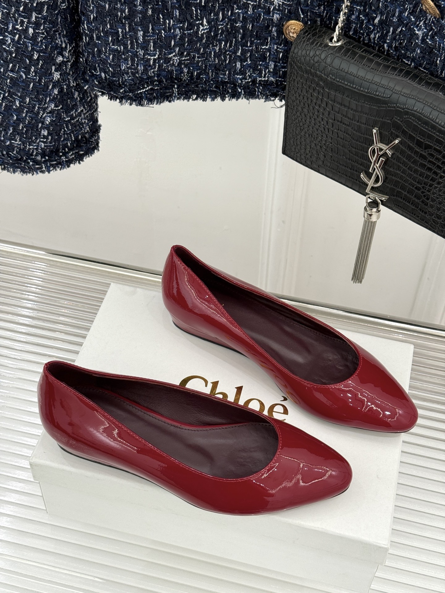Chloé /蔻依26WF新品极简漆皮平底/高跟单鞋以法式简约重塑优雅日常。甄选高光漆皮打造 光泽温润细