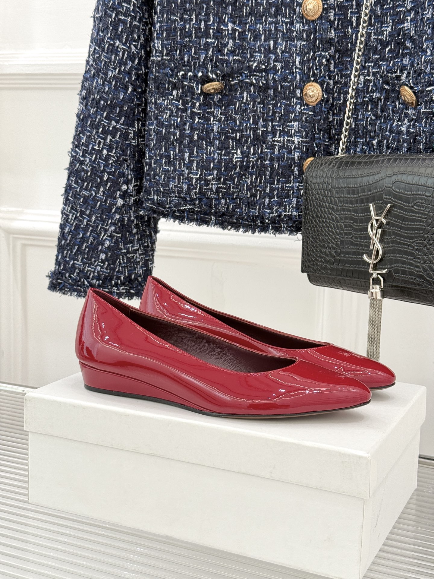 Chloé /蔻依26WF新品极简漆皮平底/高跟单鞋以法式简约重塑优雅日常。甄选高光漆皮打造 光泽温润细