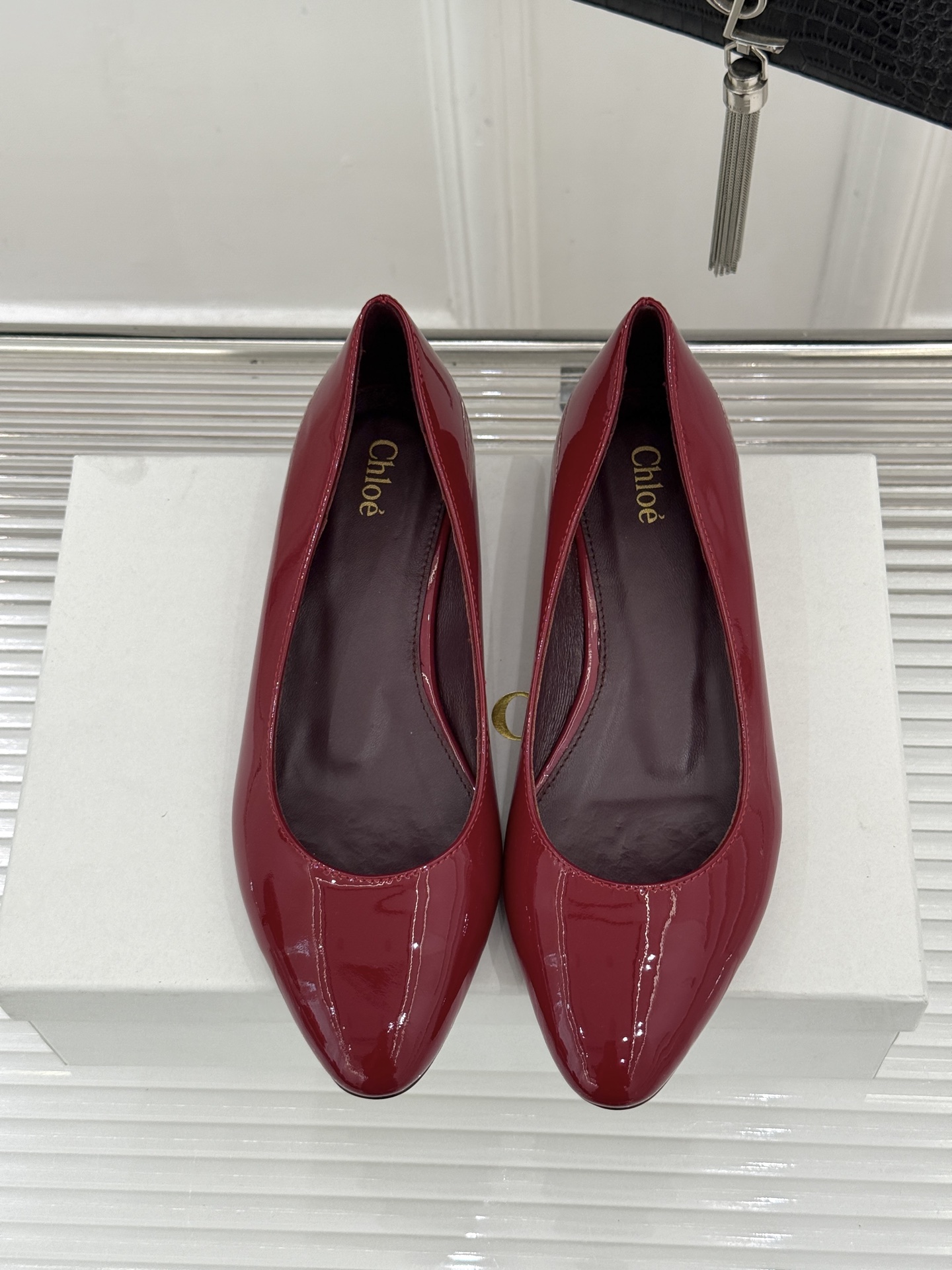 Chloé /蔻依26WF新品极简漆皮平底/高跟单鞋以法式简约重塑优雅日常。甄选高光漆皮打造 光泽温润细