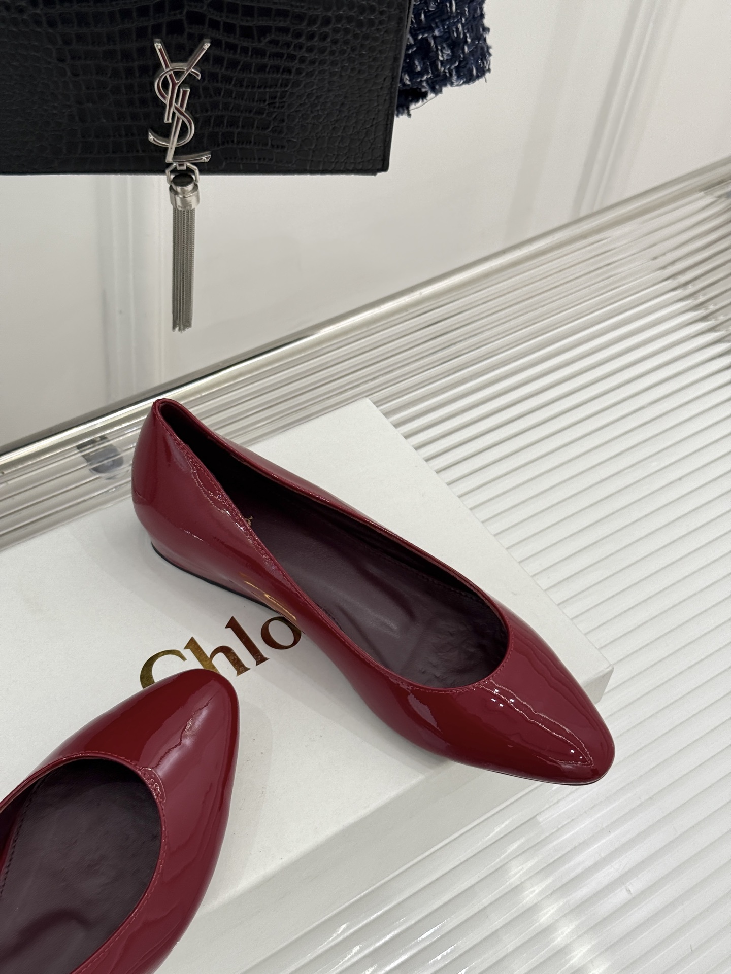 Chloé /蔻依26WF新品极简漆皮平底/高跟单鞋以法式简约重塑优雅日常。甄选高光漆皮打造 光泽温润细