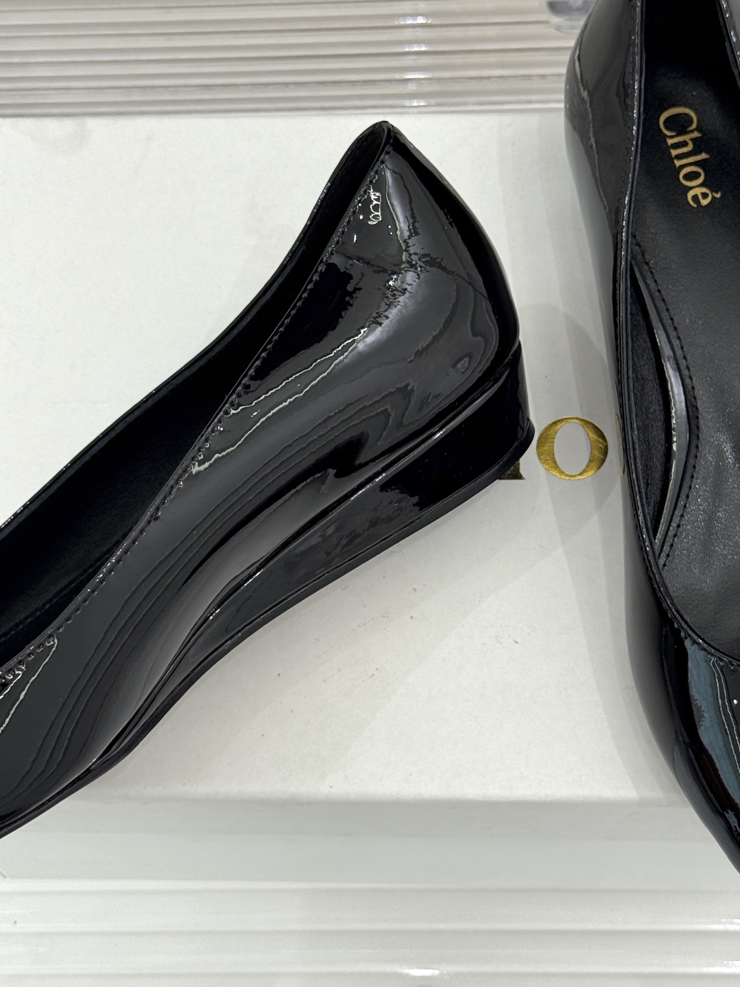 Chloé /蔻依26WF新品极简漆皮平底/高跟单鞋以法式简约重塑优雅日常。甄选高光漆皮打造 光泽温润细