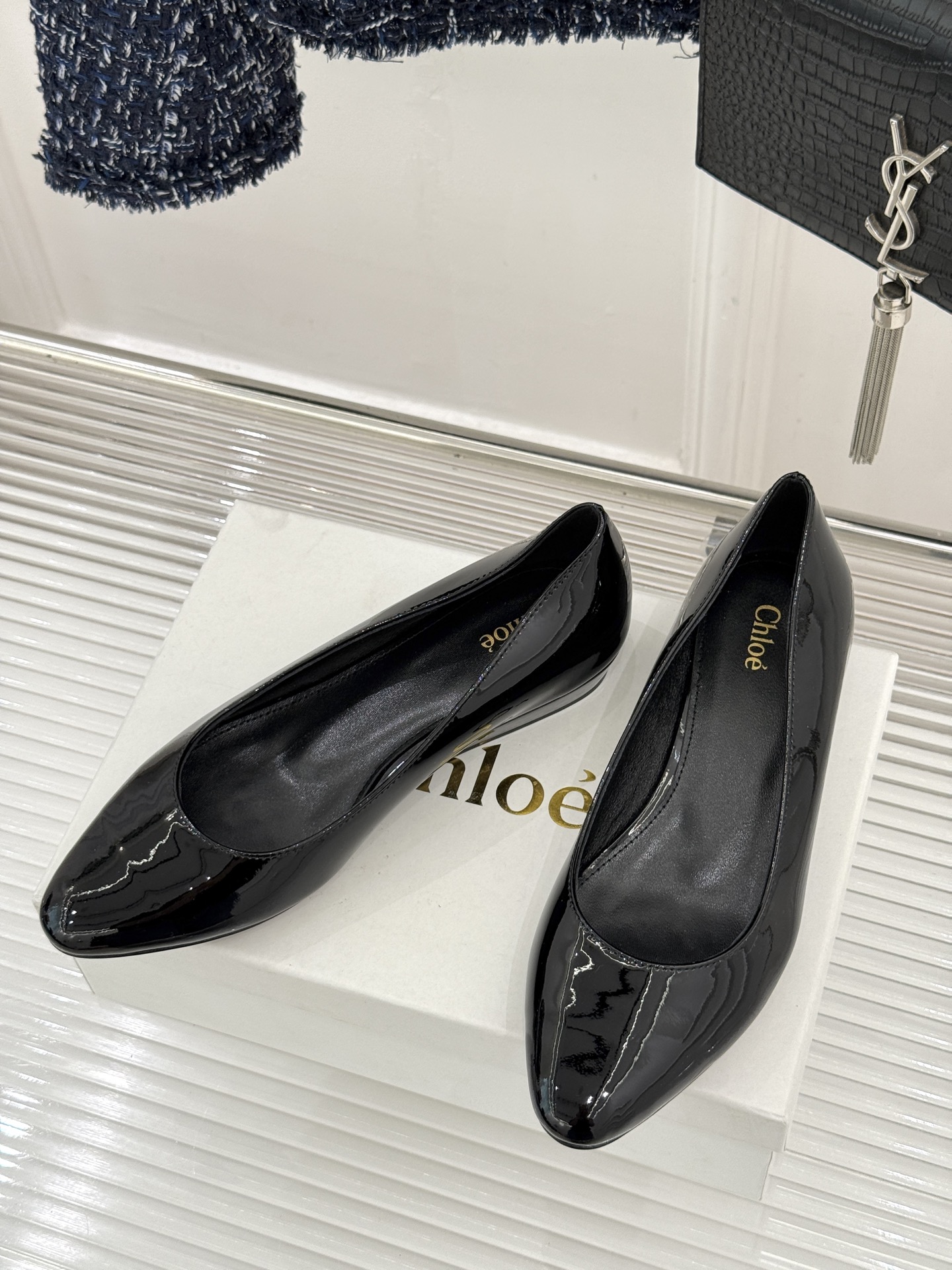 Chloé /蔻依26WF新品极简漆皮平底/高跟单鞋以法式简约重塑优雅日常。甄选高光漆皮打造 光泽温润细