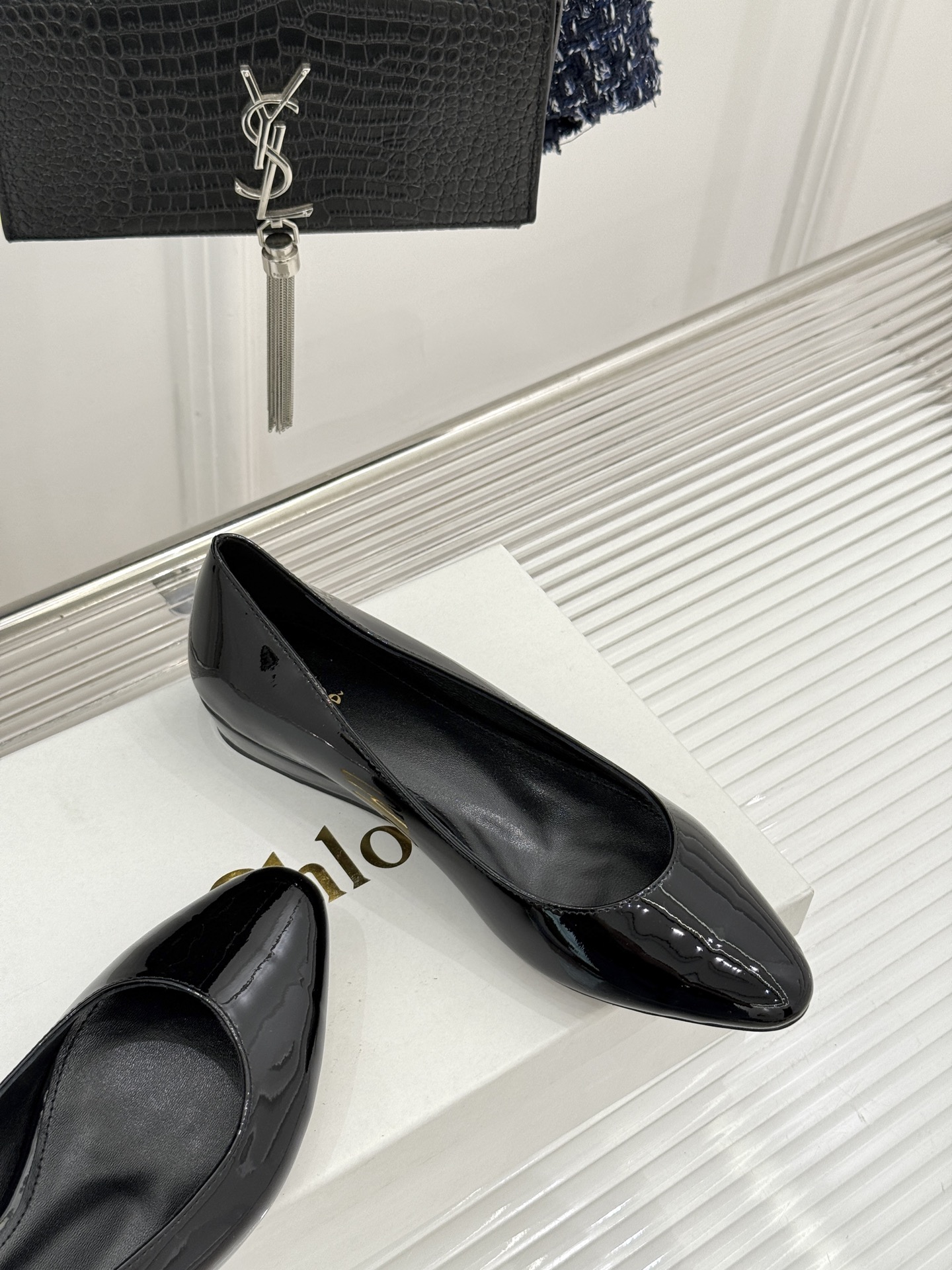 Chloé /蔻依26WF新品极简漆皮平底/高跟单鞋以法式简约重塑优雅日常。甄选高光漆皮打造 光泽温润细