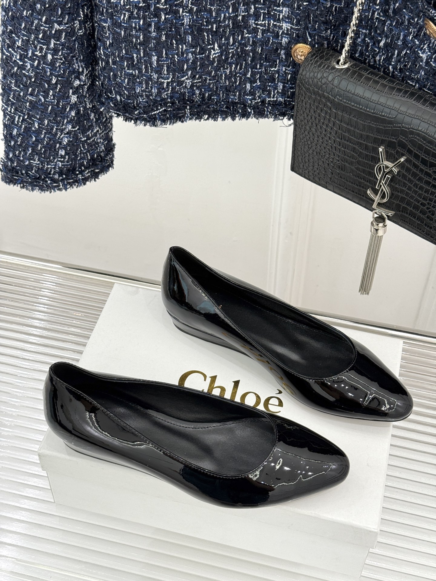 Chloé /蔻依26WF新品极简漆皮平底/高跟单鞋以法式简约重塑优雅日常。甄选高光漆皮打造 光泽温润细