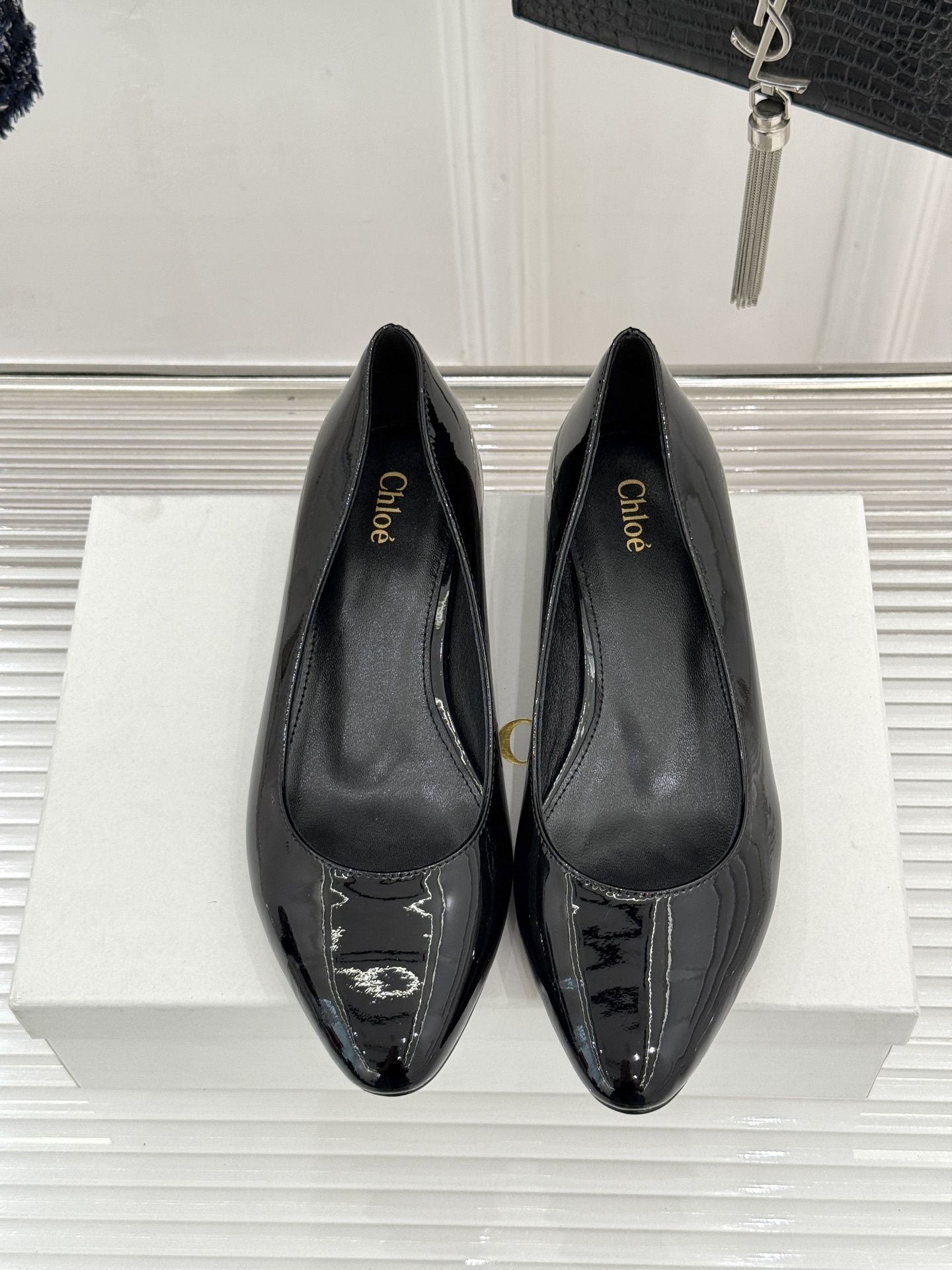 Chloé /蔻依26WF新品极简漆皮平底/高跟单鞋以法式简约重塑优雅日常。甄选高光漆皮打造 光泽温润细