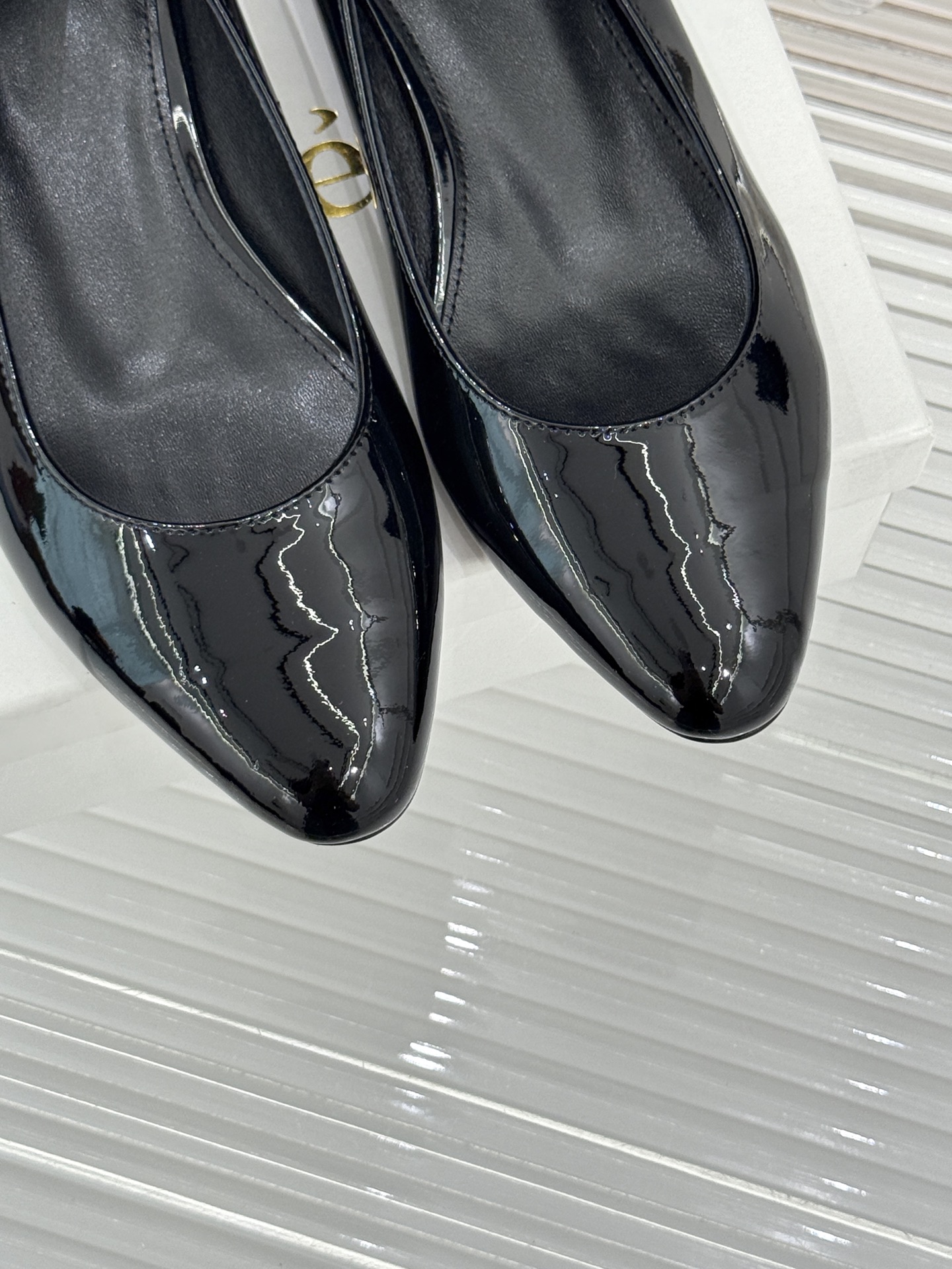 Chloé /蔻依26WF新品极简漆皮平底/高跟单鞋以法式简约重塑优雅日常。甄选高光漆皮打造 光泽温润细