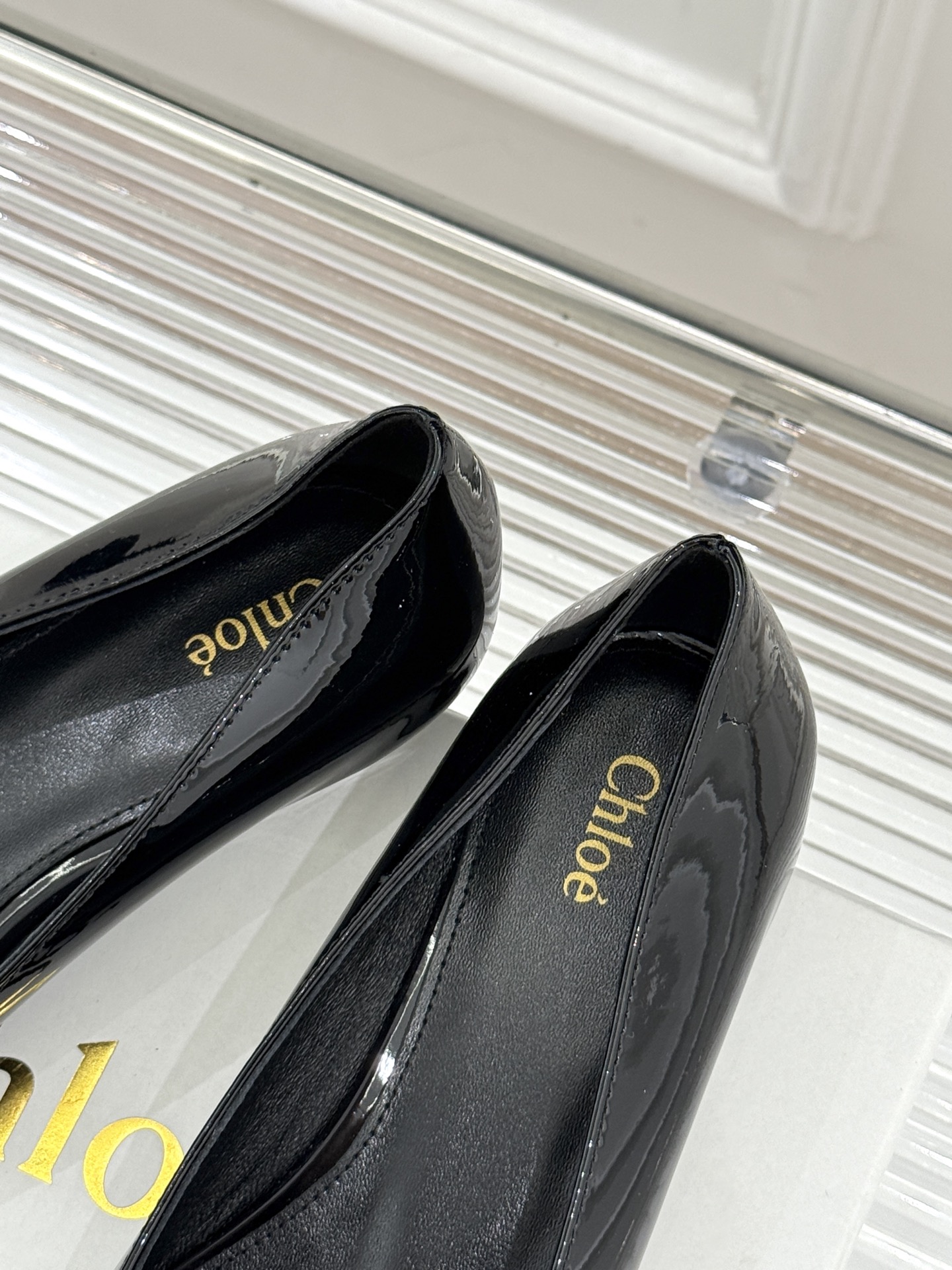 Chloé /蔻依26WF新品极简漆皮平底/高跟单鞋以法式简约重塑优雅日常。甄选高光漆皮打造 光泽温润细