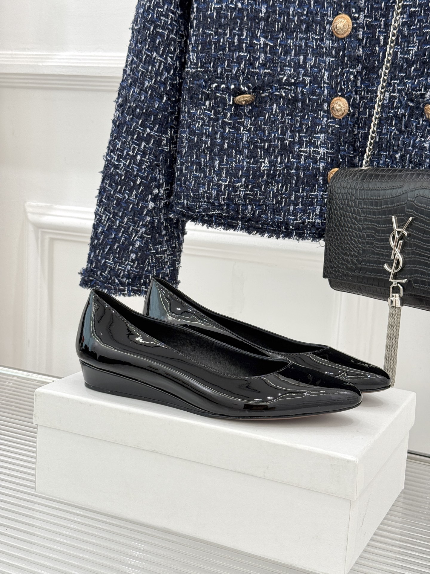 Chloé /蔻依26WF新品极简漆皮平底/高跟单鞋以法式简约重塑优雅日常。甄选高光漆皮打造 光泽温润细