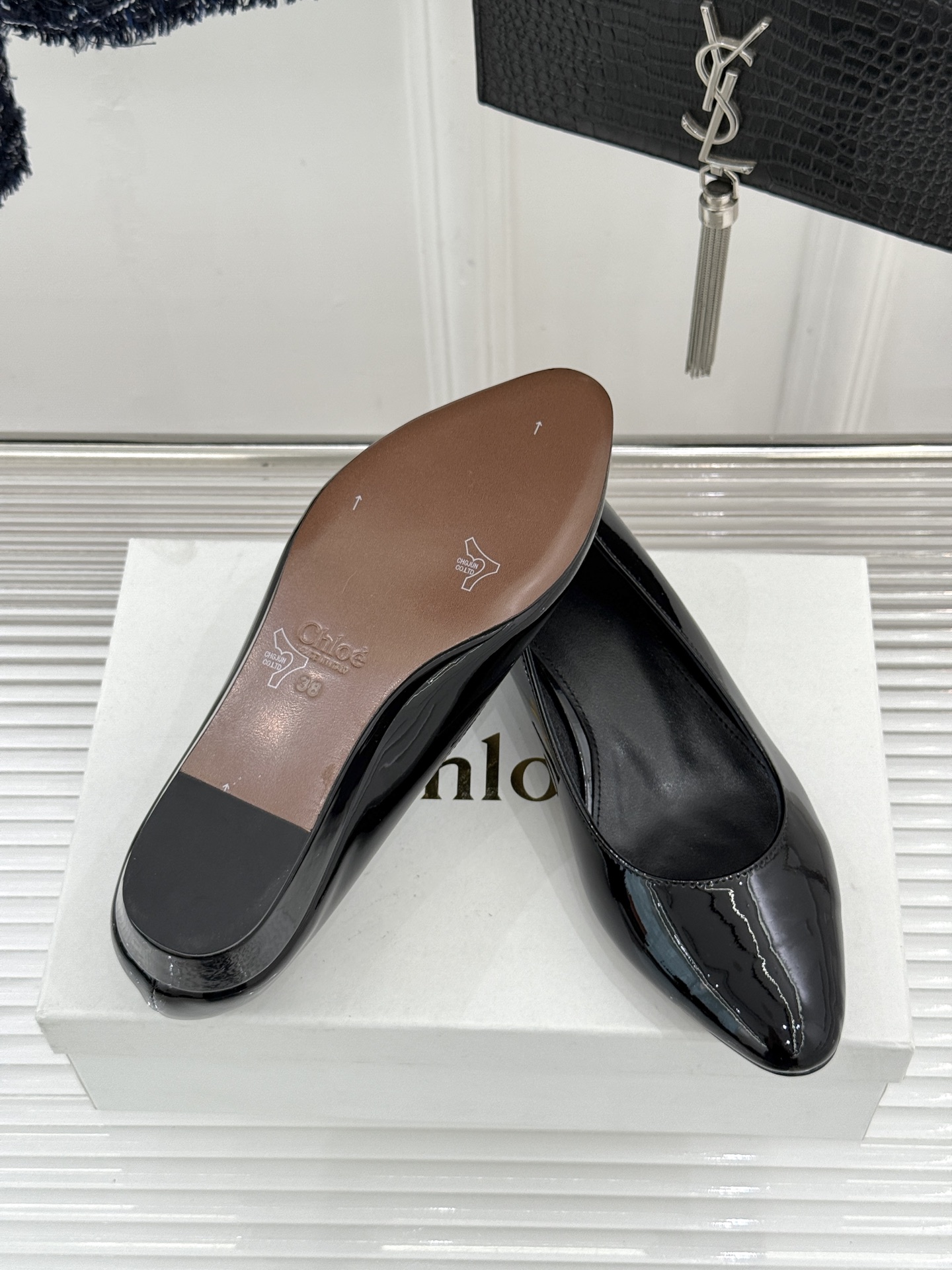 Chloé /蔻依26WF新品极简漆皮平底/高跟单鞋以法式简约重塑优雅日常。甄选高光漆皮打造 光泽温润细