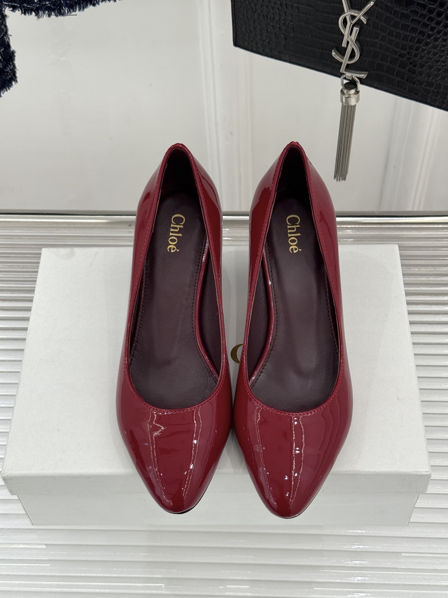 Chloé /蔻依26WF新品极简漆皮平底/高跟单鞋以法式简约重塑优雅日常。甄选高光漆皮打造 光泽温润细