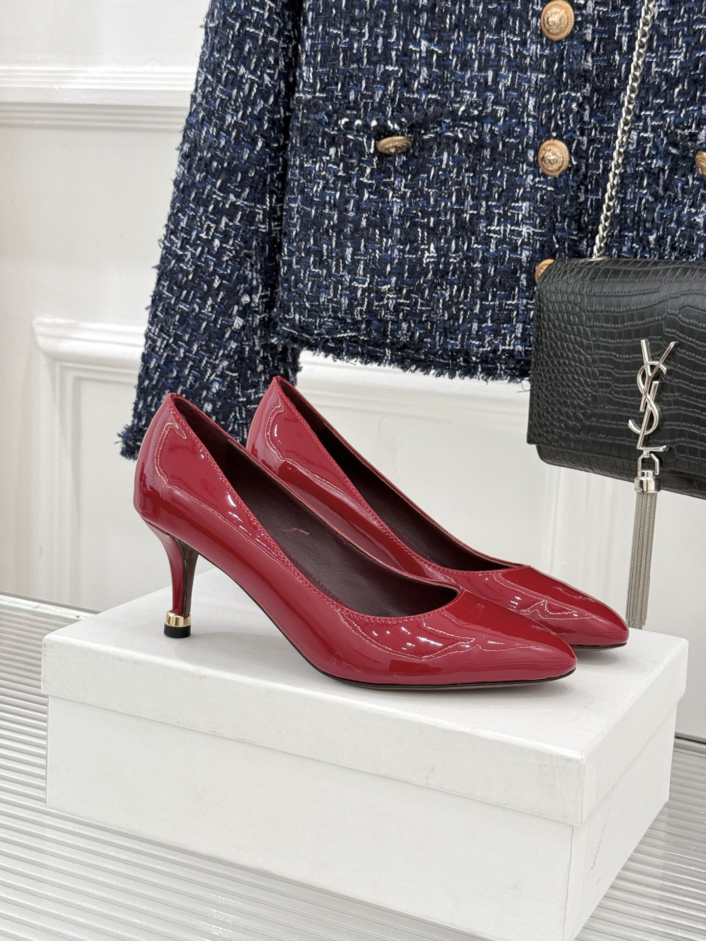 Chloé /蔻依26WF新品极简漆皮平底/高跟单鞋以法式简约重塑优雅日常。甄选高光漆皮打造 光泽温润细