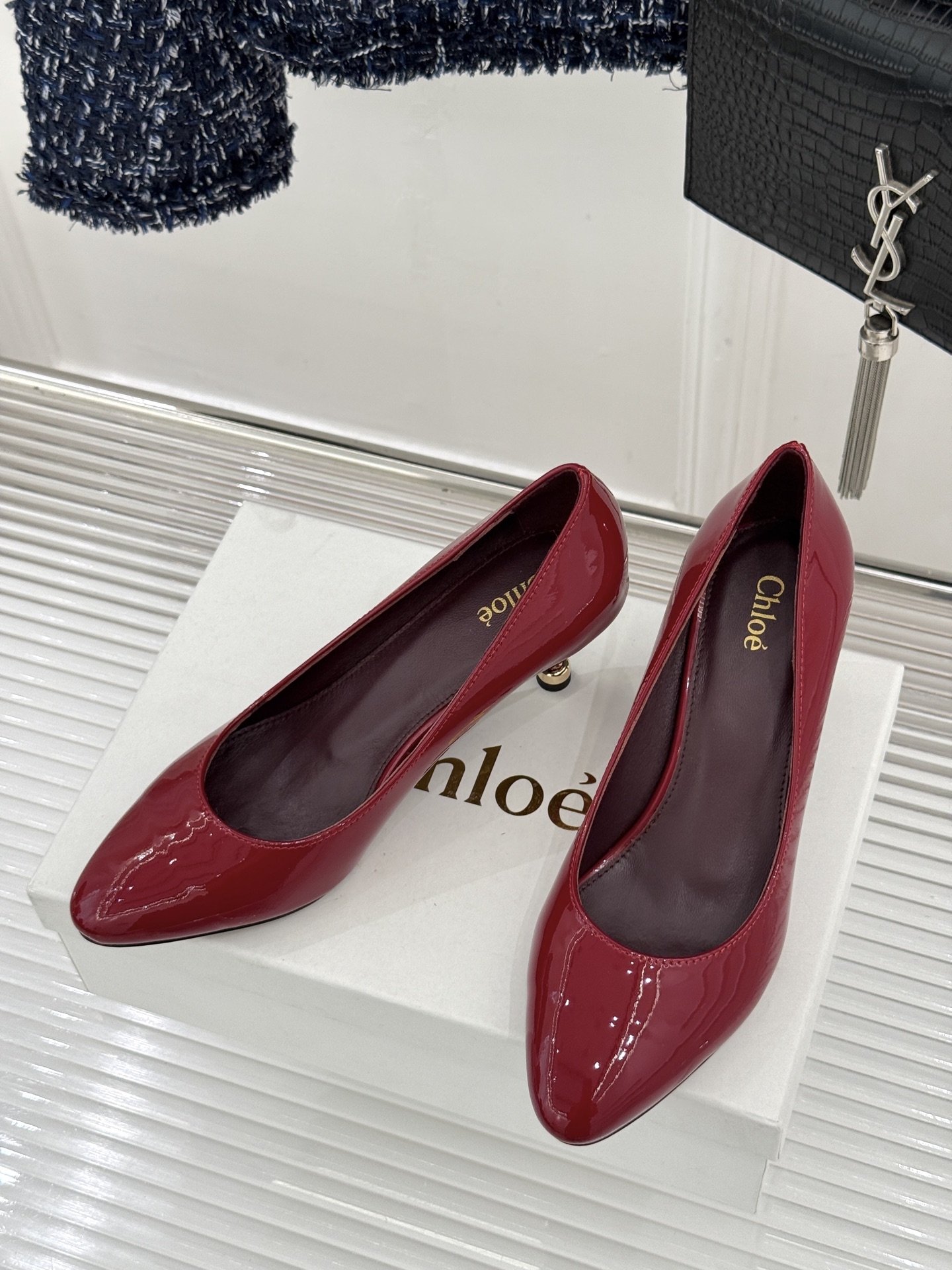Chloé /蔻依26WF新品极简漆皮平底/高跟单鞋以法式简约重塑优雅日常。甄选高光漆皮打造 光泽温润细