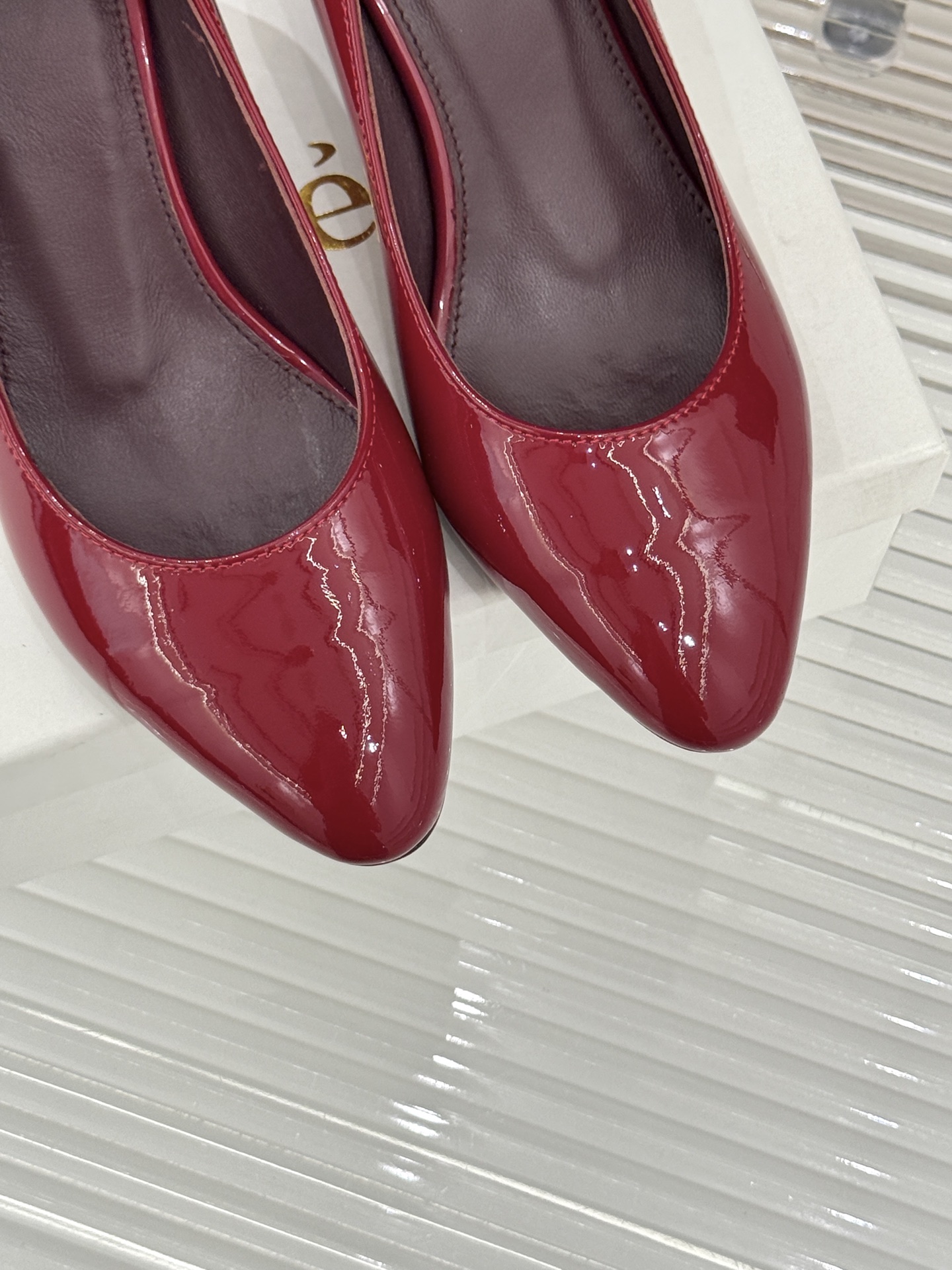 Chloé /蔻依26WF新品极简漆皮平底/高跟单鞋以法式简约重塑优雅日常。甄选高光漆皮打造 光泽温润细