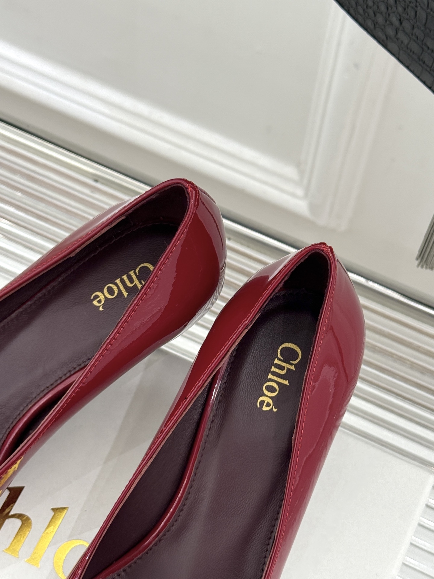 Chloé /蔻依26WF新品极简漆皮平底/高跟单鞋以法式简约重塑优雅日常。甄选高光漆皮打造 光泽温润细