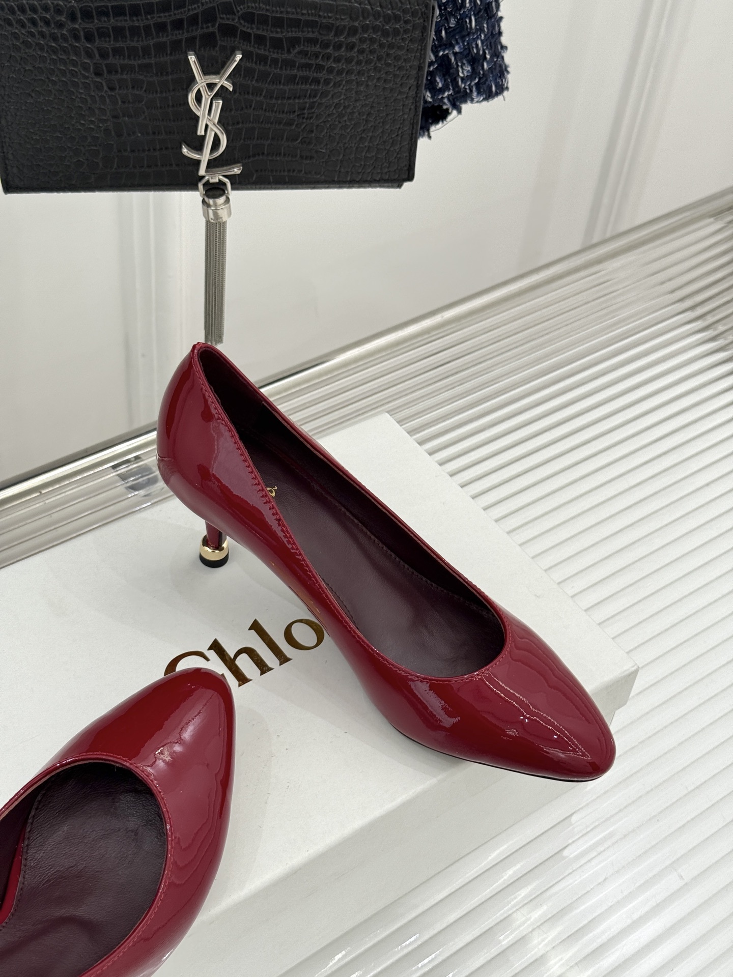 Chloé /蔻依26WF新品极简漆皮平底/高跟单鞋以法式简约重塑优雅日常。甄选高光漆皮打造 光泽温润细