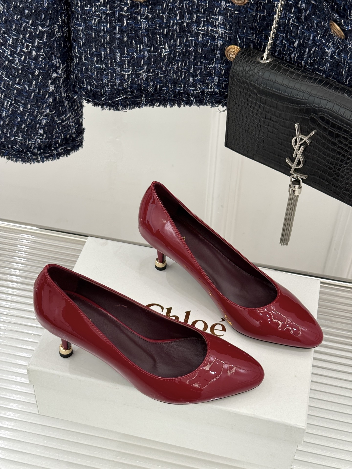 Chloé /蔻依26WF新品极简漆皮平底/高跟单鞋以法式简约重塑优雅日常。甄选高光漆皮打造 光泽温润细