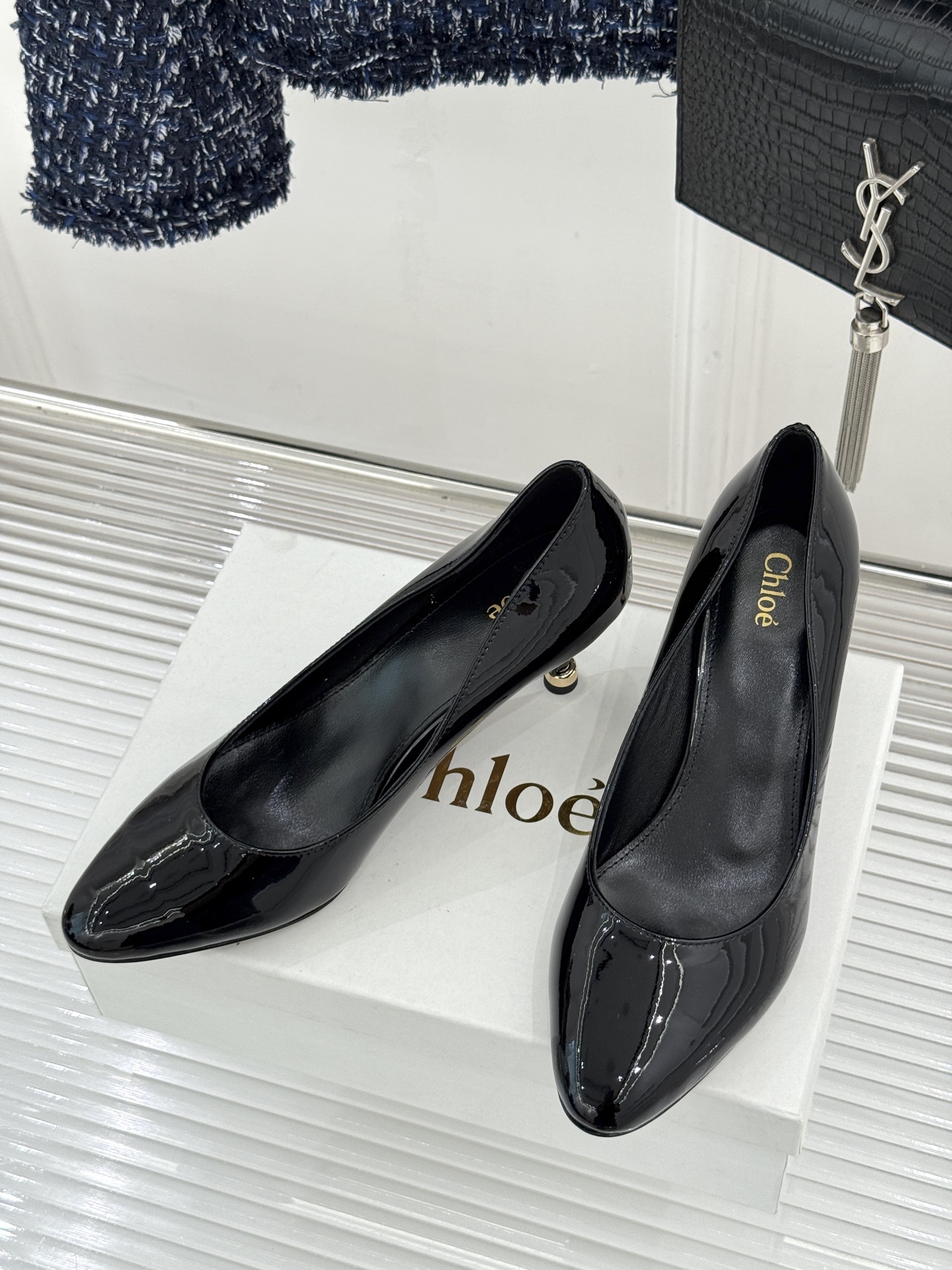 Chloé /蔻依26WF新品极简漆皮平底/高跟单鞋以法式简约重塑优雅日常。甄选高光漆皮打造 光泽温润细